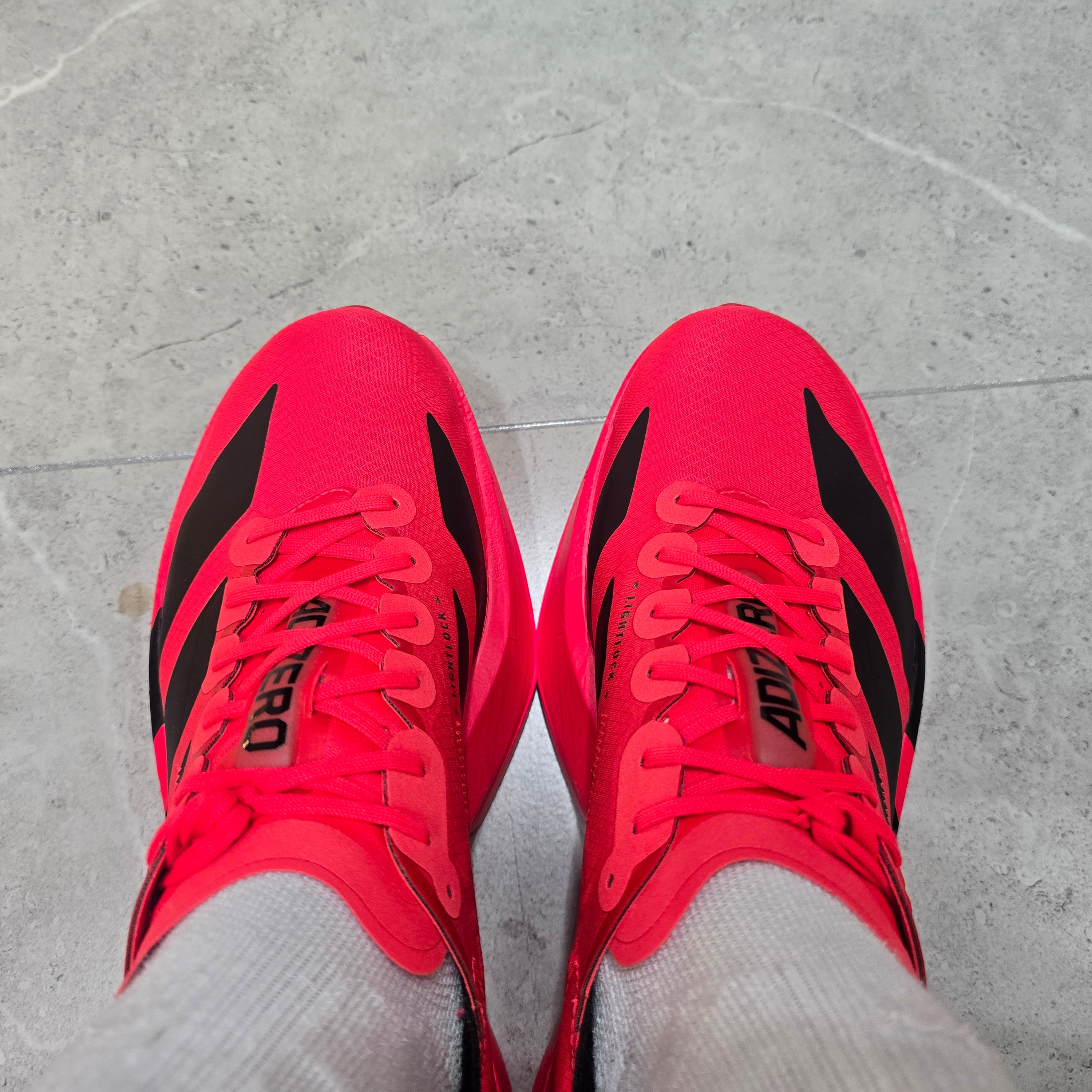 Adidas Adizero Adios Pro 4 Lucid Red Core Black 착용 스타일 - 2