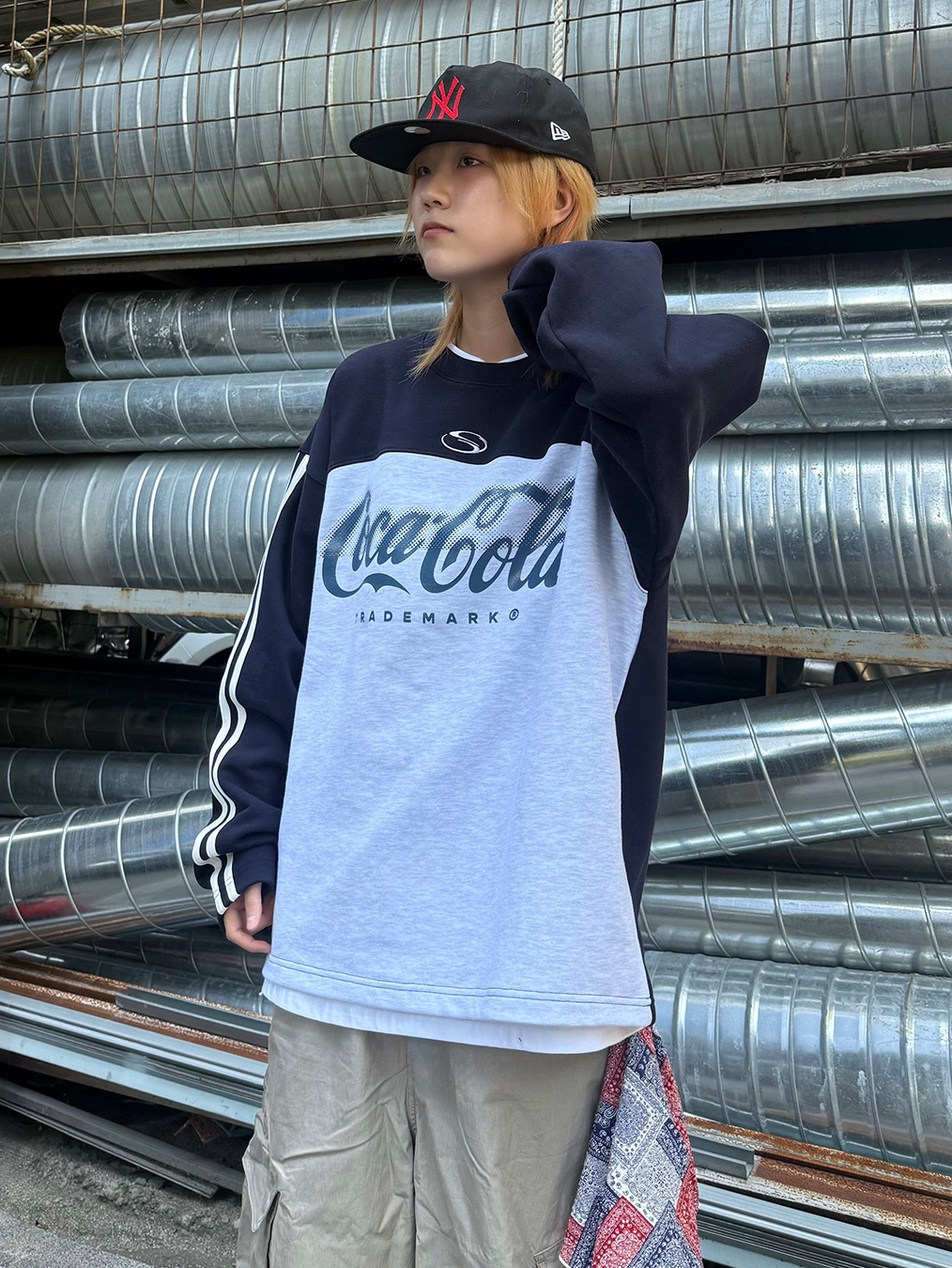 SPORT CHAMBER x Coca-Cola Crew T-shirt Navy 착용 스타일 - 1