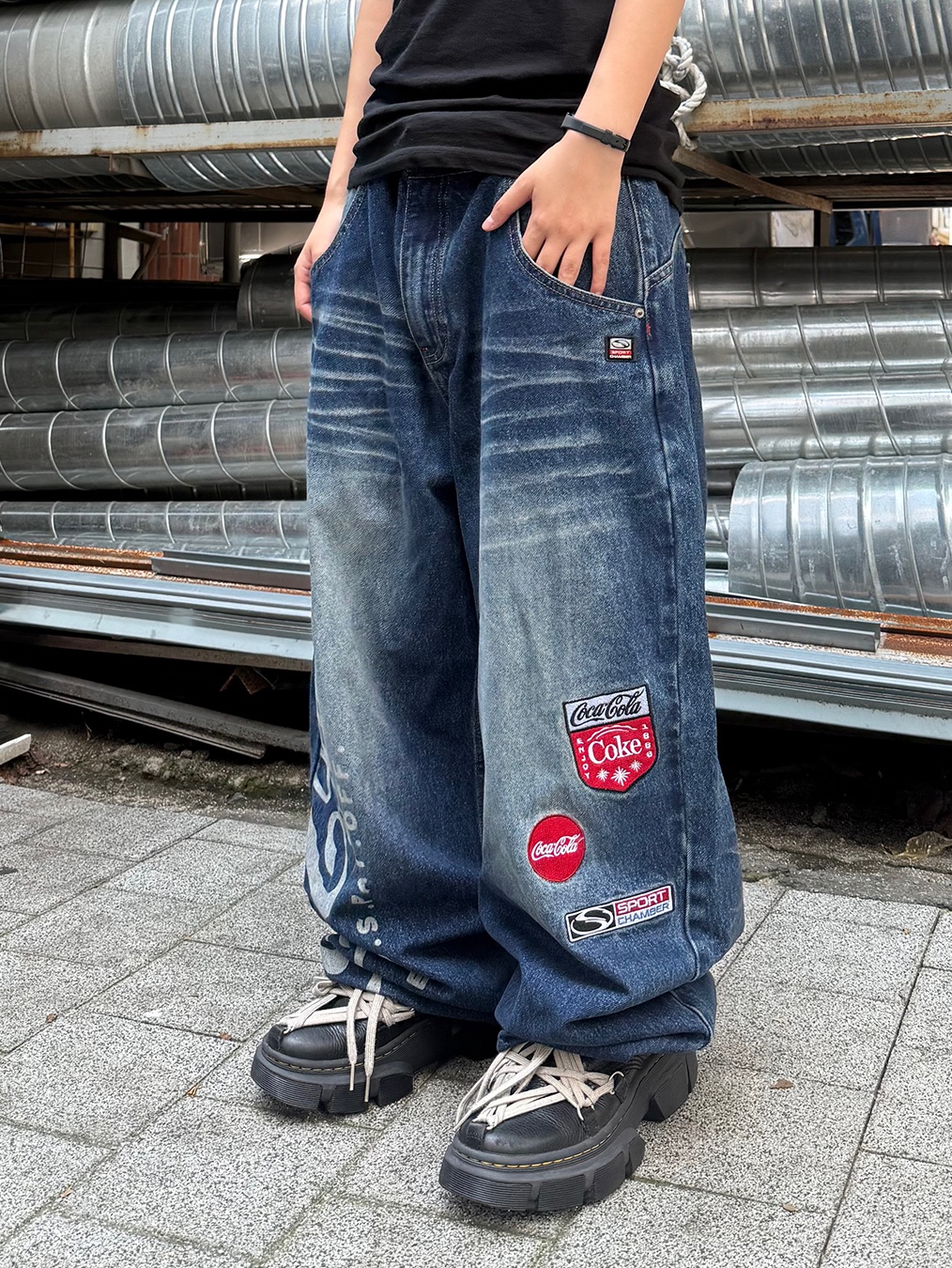 SPORT CHAMBER x Coca-Cola Balloon Denim Pants Blue, Dr. Martens x Rick Owens 1460 DMXL Megalace Black 착용 스타일 - 1