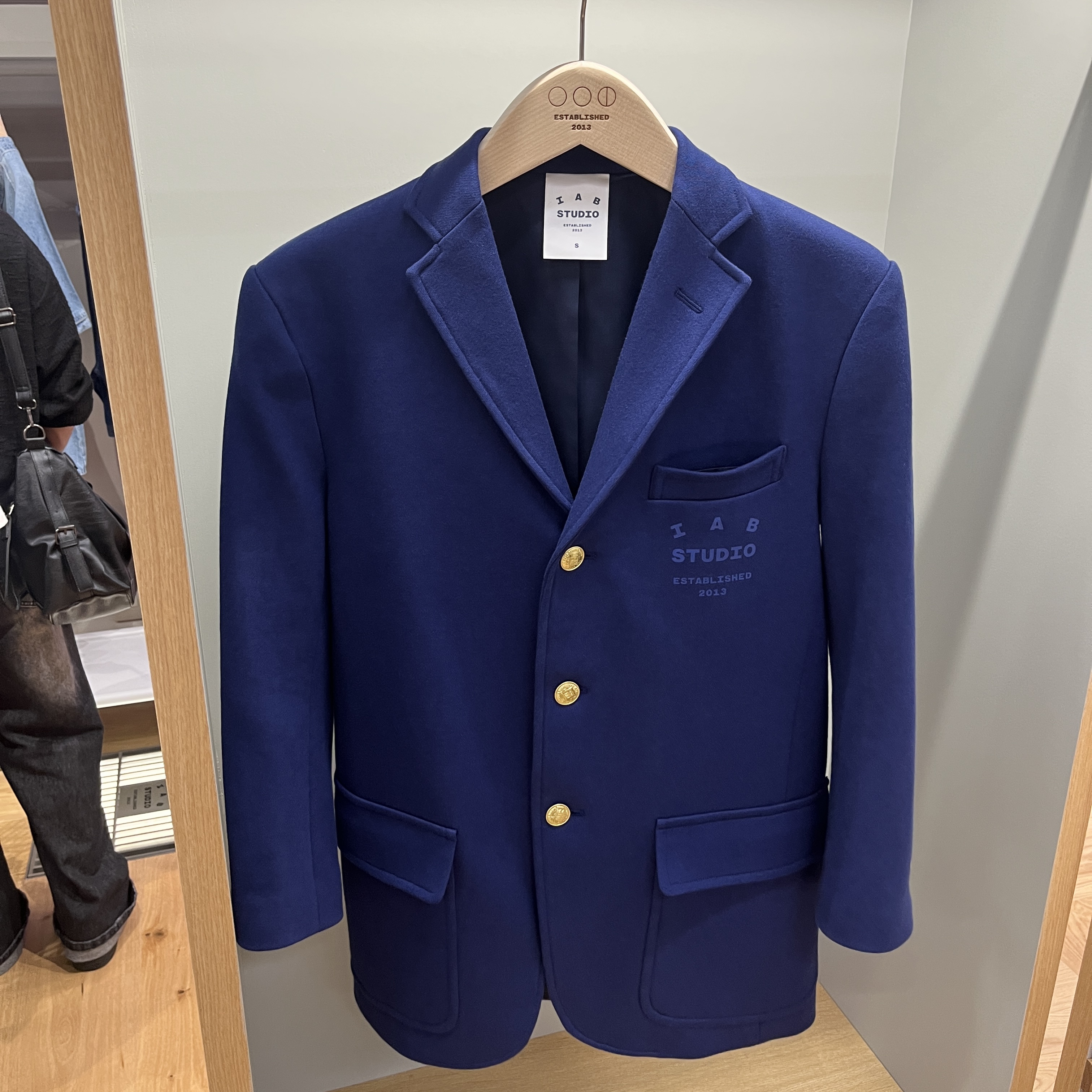 IAB Studio Studio Exclusive Jacket Navy 착용 스타일