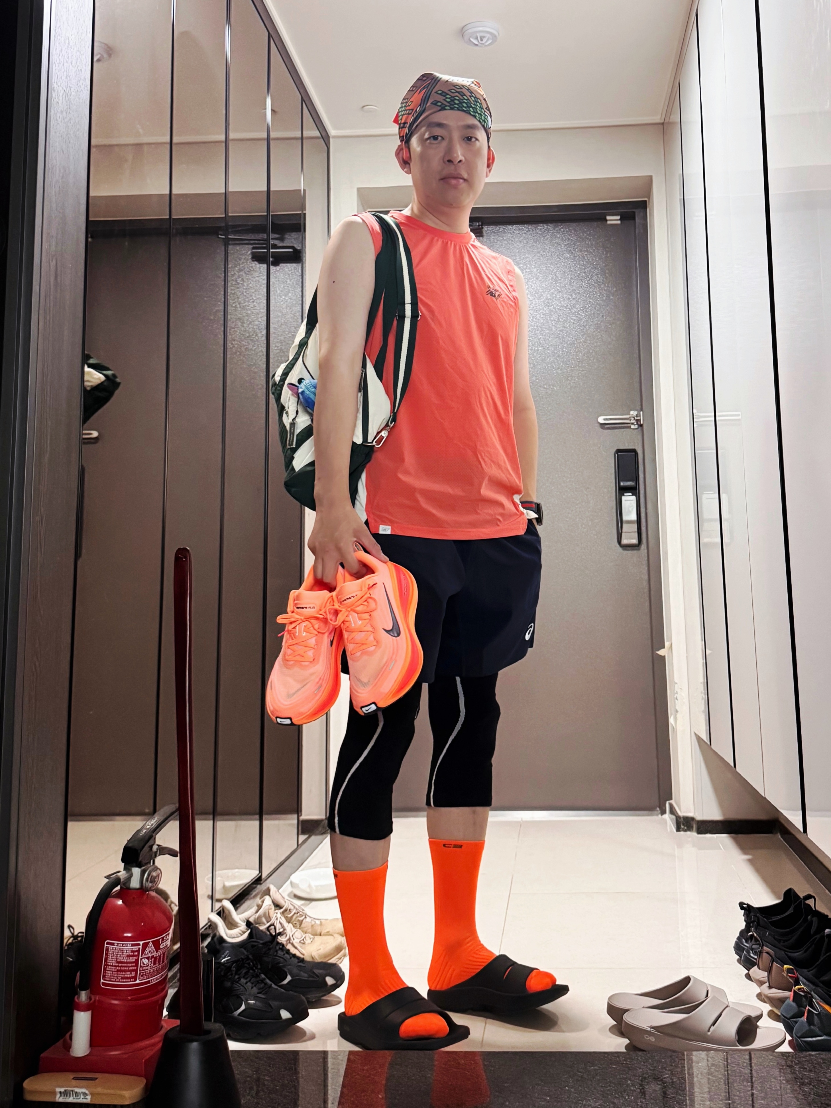 Nike Vomero Plus Orange Pulse Hot Lava 착용 스타일