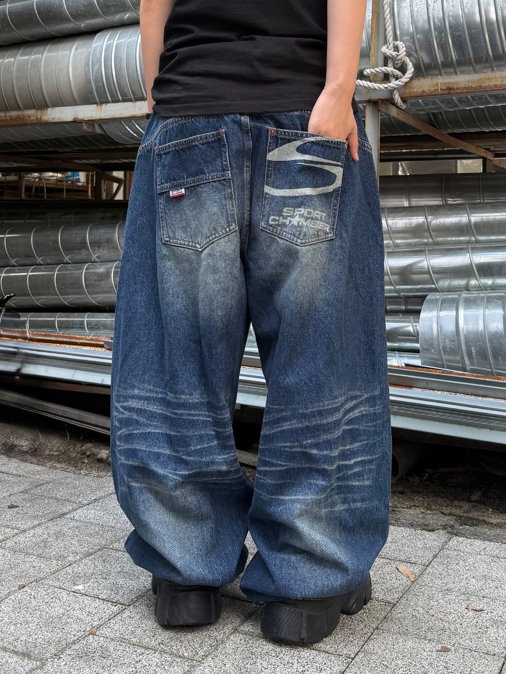 SPORT CHAMBER x Coca-Cola Balloon Denim Pants Blue, Dr. Martens x Rick Owens 1460 DMXL Megalace Black 착용 스타일 - 2