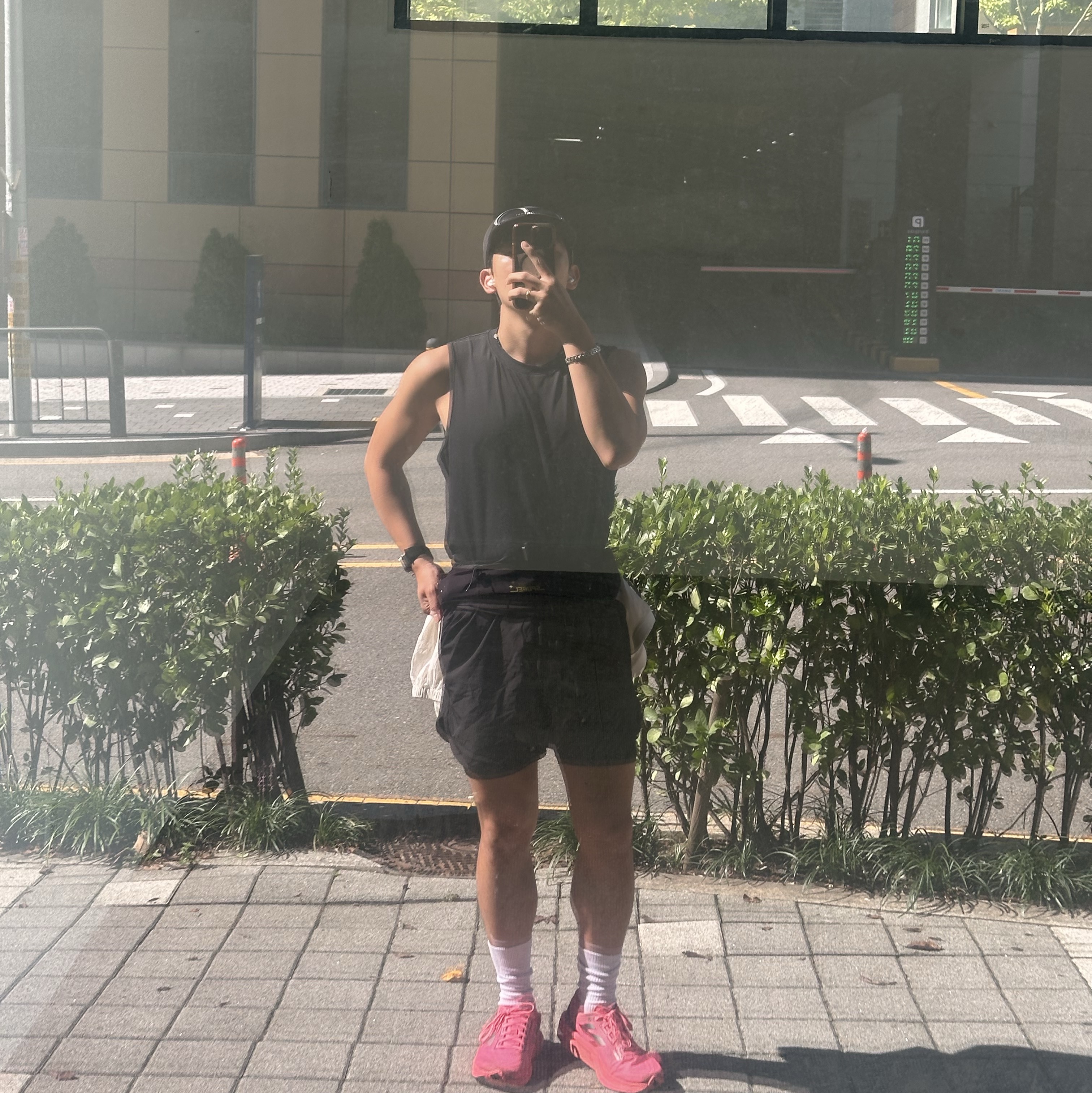 New Balance Fuelcell Rebel v4 Ultra Pink Black - 2E Wide 착용 스타일