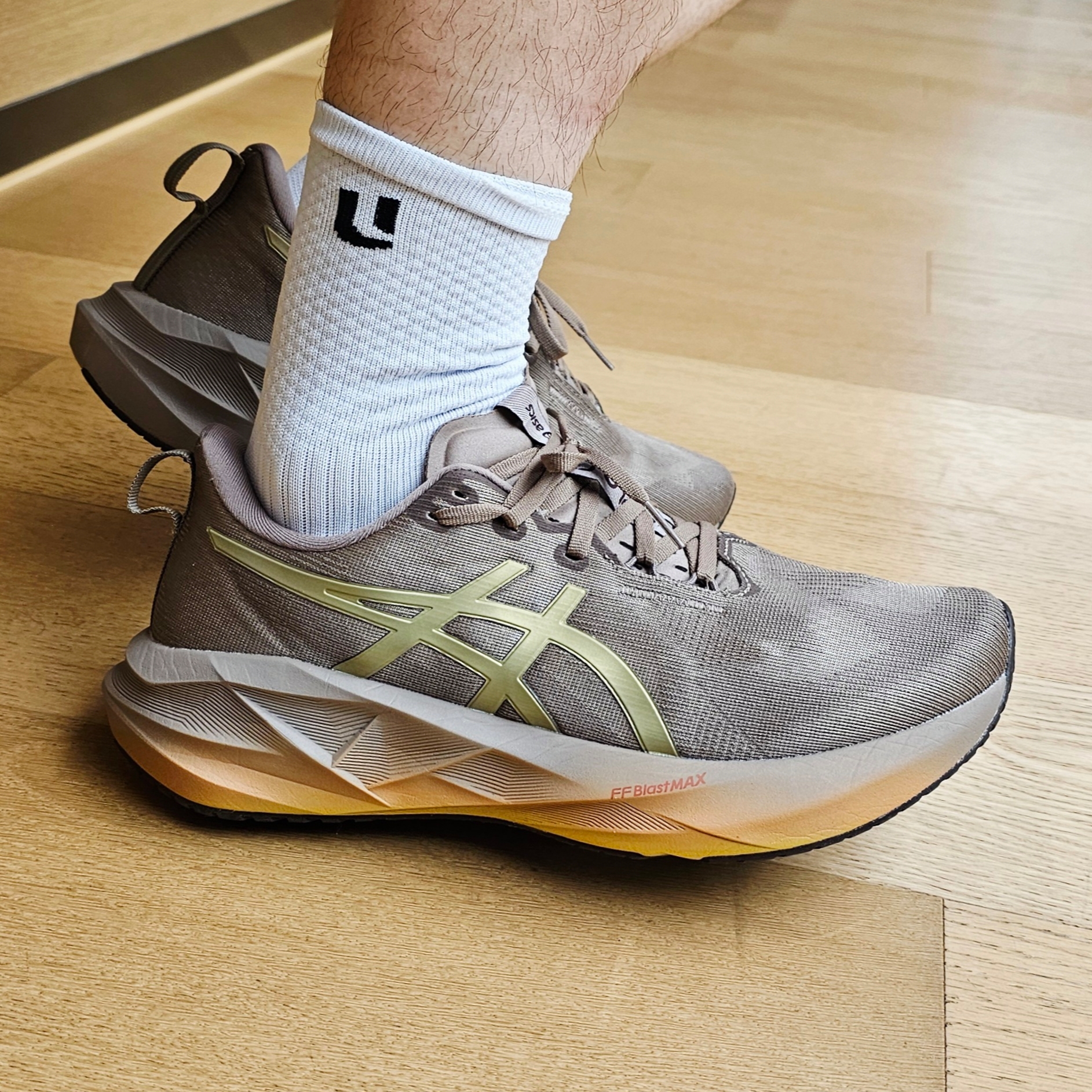 Asics Novablast 5 Luxe Taupe Grey 착용 스타일 - 1