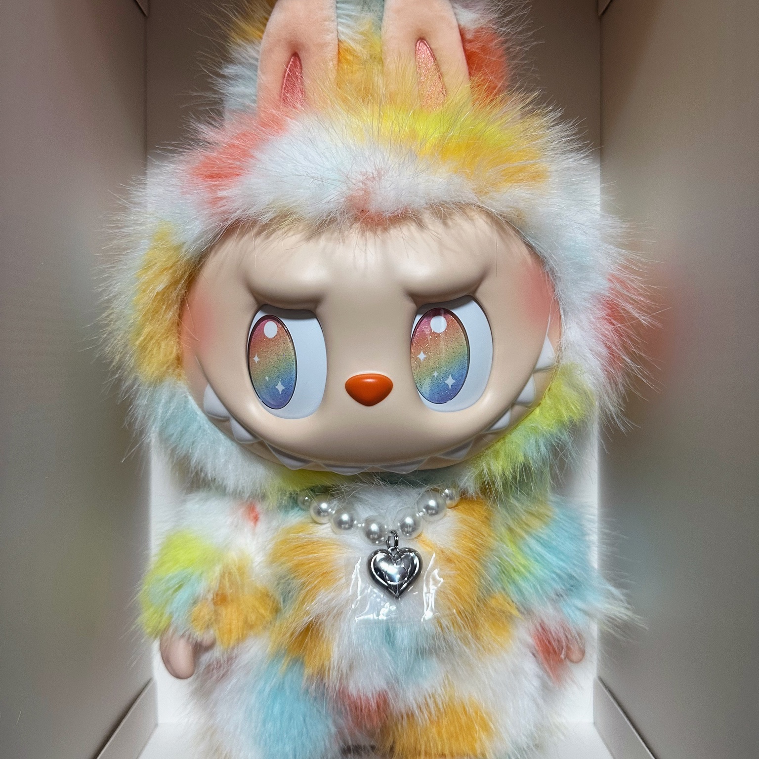 Pop Mart Labubu The Monsters Big Into Energy Series-Rock The Universe Vinyl Plush Doll 착용 스타일