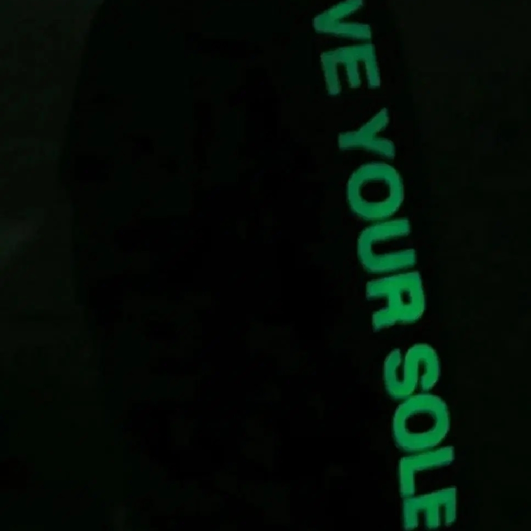 Nike NSW World Tour Long Sleeve T-Shirt Liquid Lime 착용 스타일 - 3