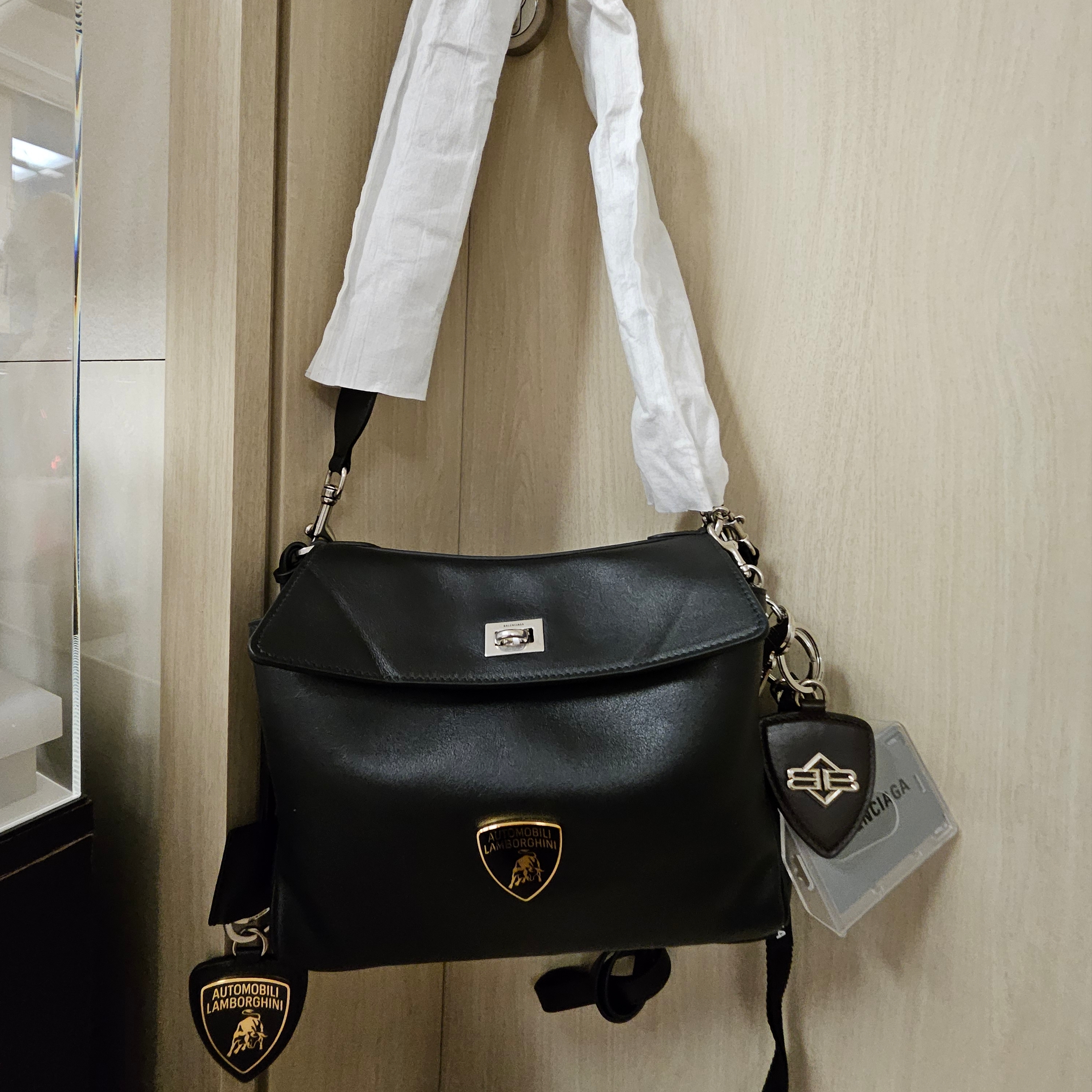Balenciaga x Automobili Lamborghini Rodeo Messenger Bag Small Black 착용 스타일 - 4
