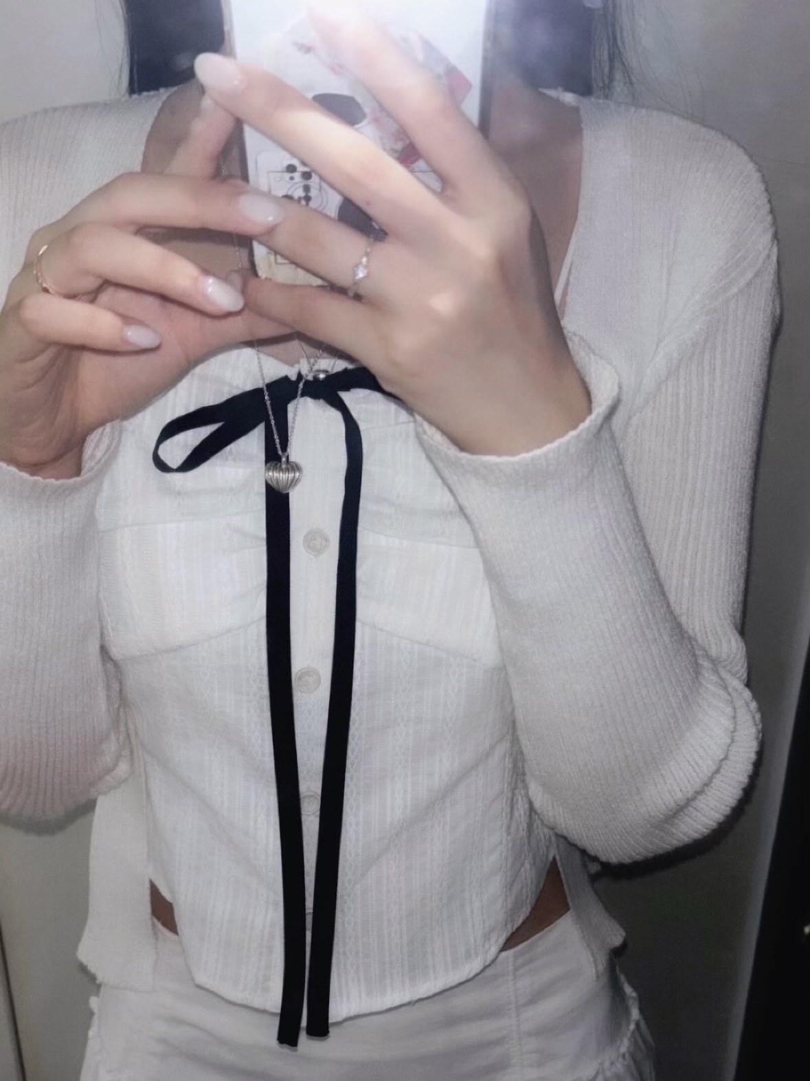 (W) Aviemuah Shirring Ribbon Sleeveless Top White 착용 스타일