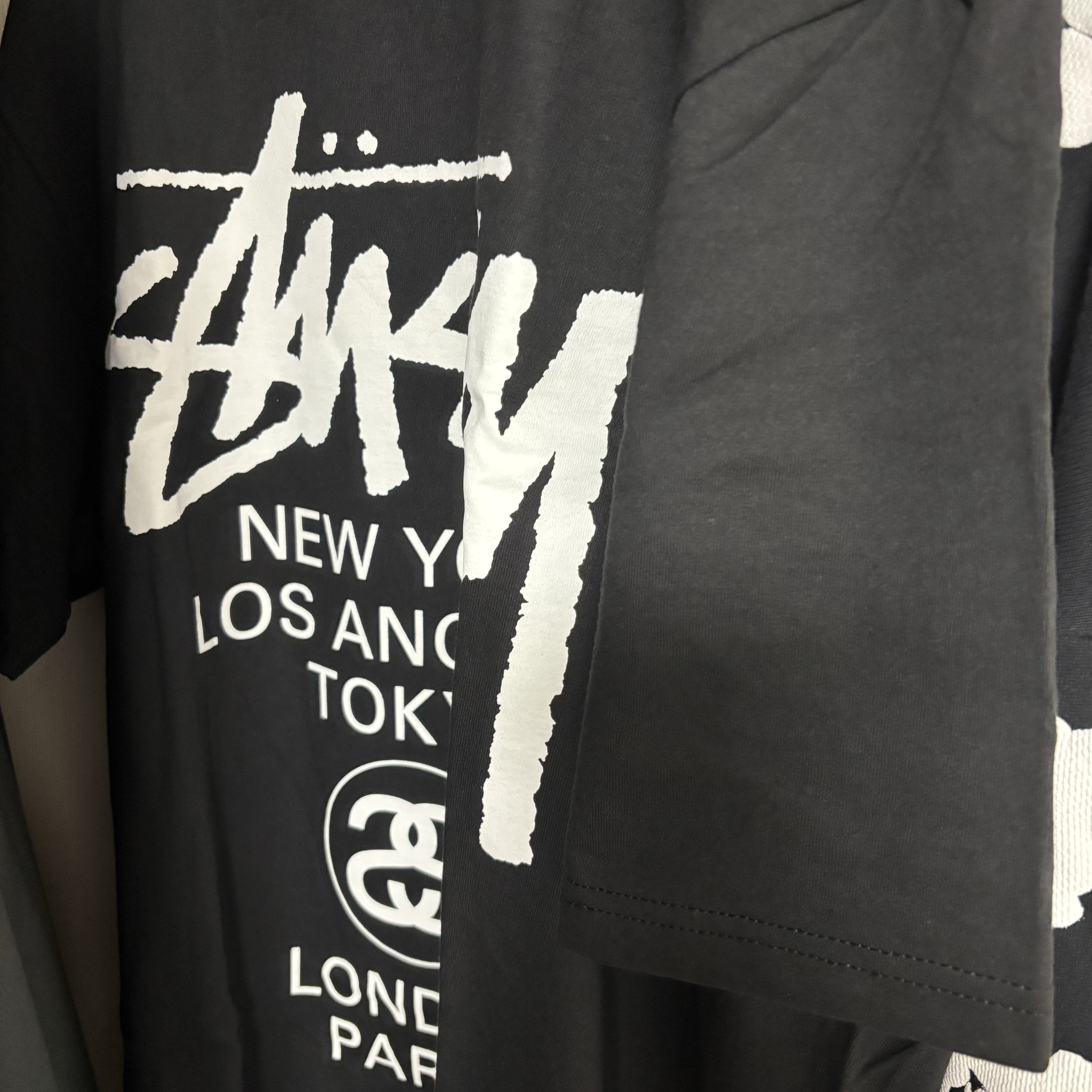 Stussy World Tour T-Shirt Black 2024,2025 착용 스타일 - 2