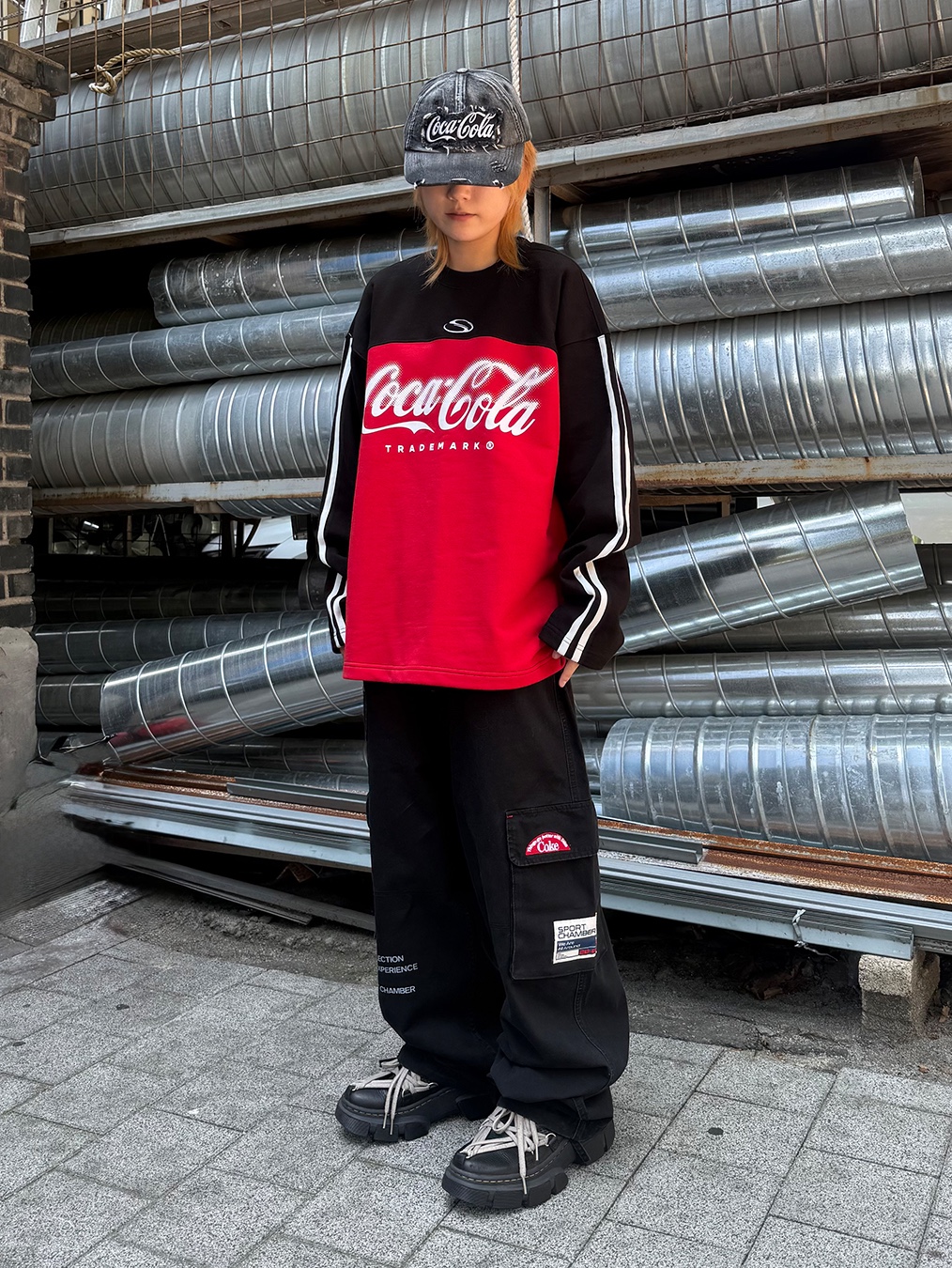 SPORT CHAMBER x Coca-Cola Crew T-shirt Black, Dr. Martens x Rick Owens 1460 DMXL Megalace Black 착용 스타일 - 2