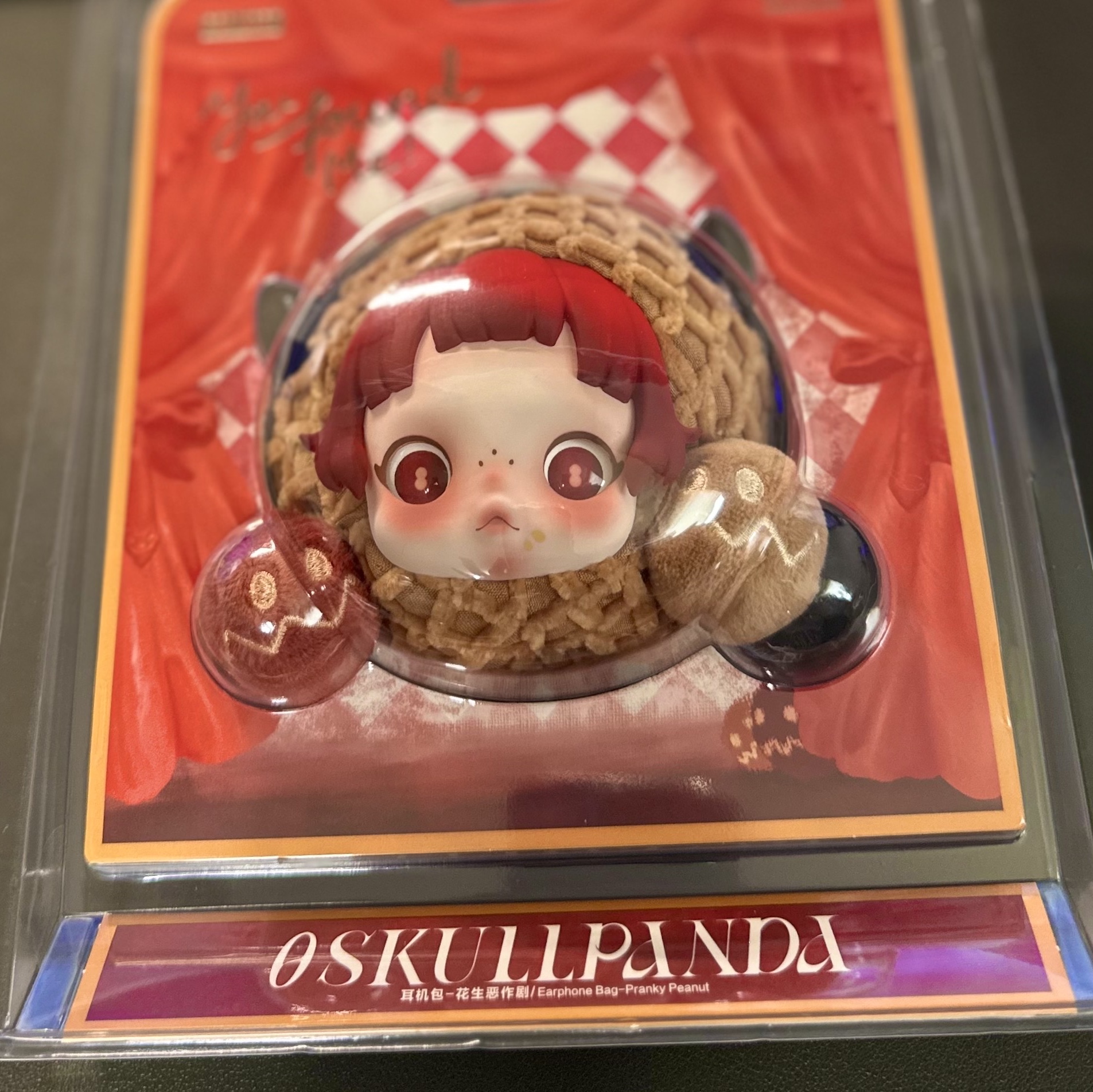 Pop Mart Skullpanda You Found Me！Series Earphone Bag Pranky Peanut 착용 스타일
