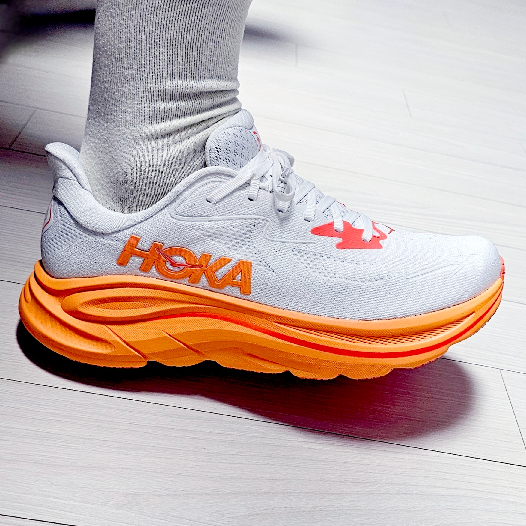 Hoka Clifton 10 Frost Orange Zest 착용 스타일
