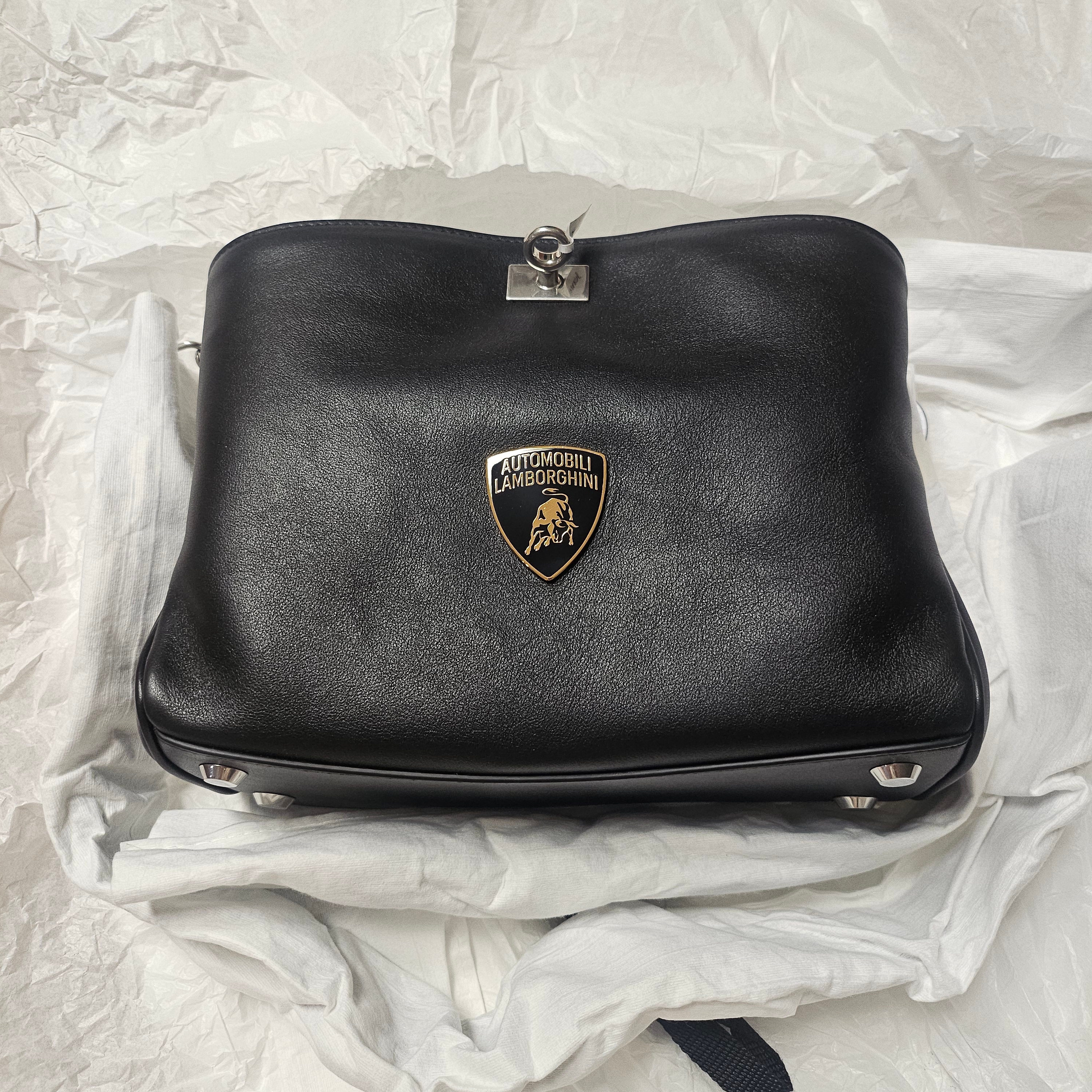 Balenciaga x Automobili Lamborghini Rodeo Messenger Bag Small Black 착용 스타일 - 2