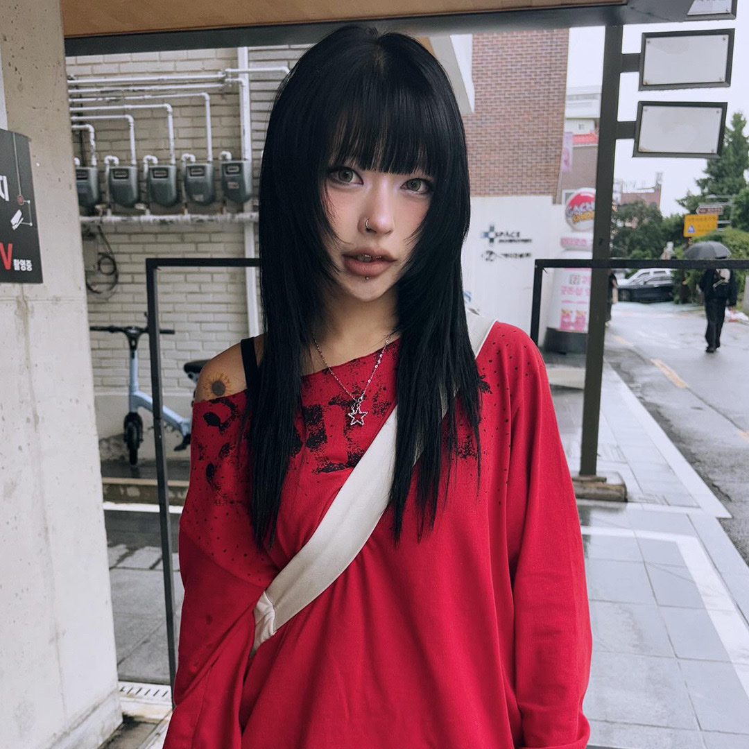 Thevinylhouse Loose Fit Unbalance LS Tee Red 착용 스타일