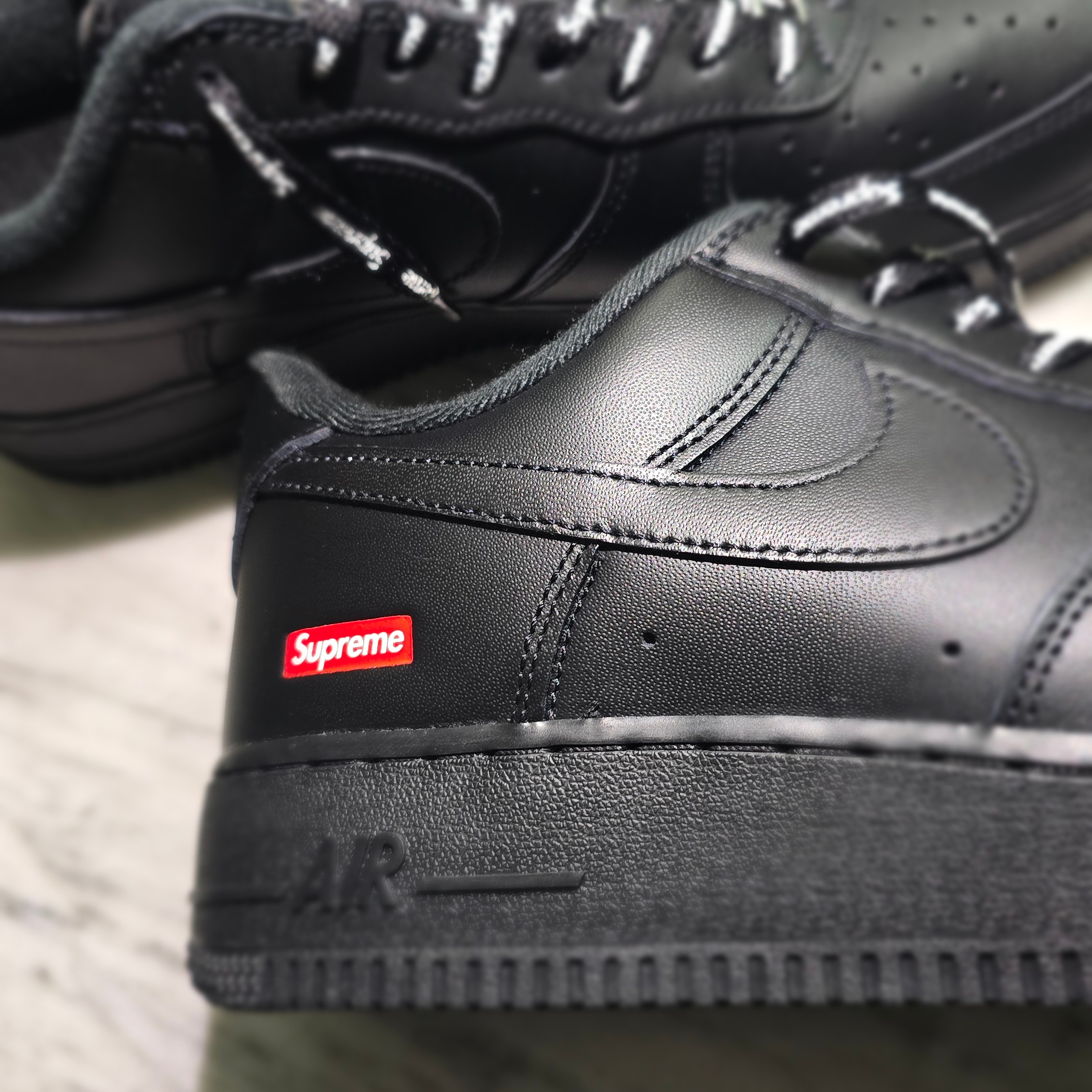 Nike x Supreme Air Force 1 Low Black 착용 스타일 - 4