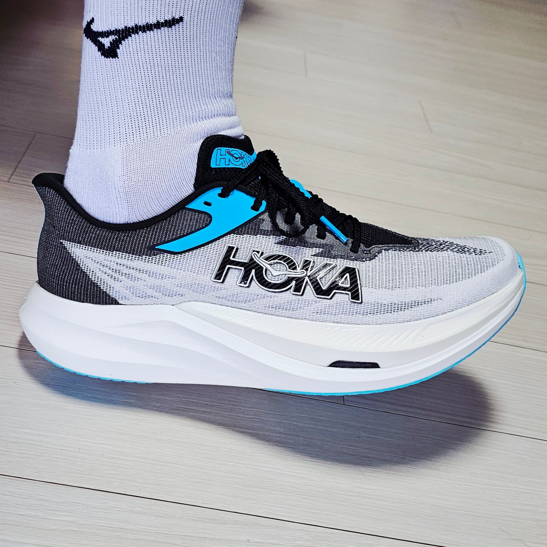 Hoka Rocket X 3 White Black 착용 스타일 - 1
