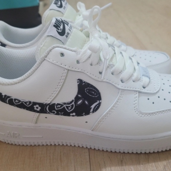 (W) Nike Air Force 1 '07 Essential Paisley Swoosh White Black 착용 스타일