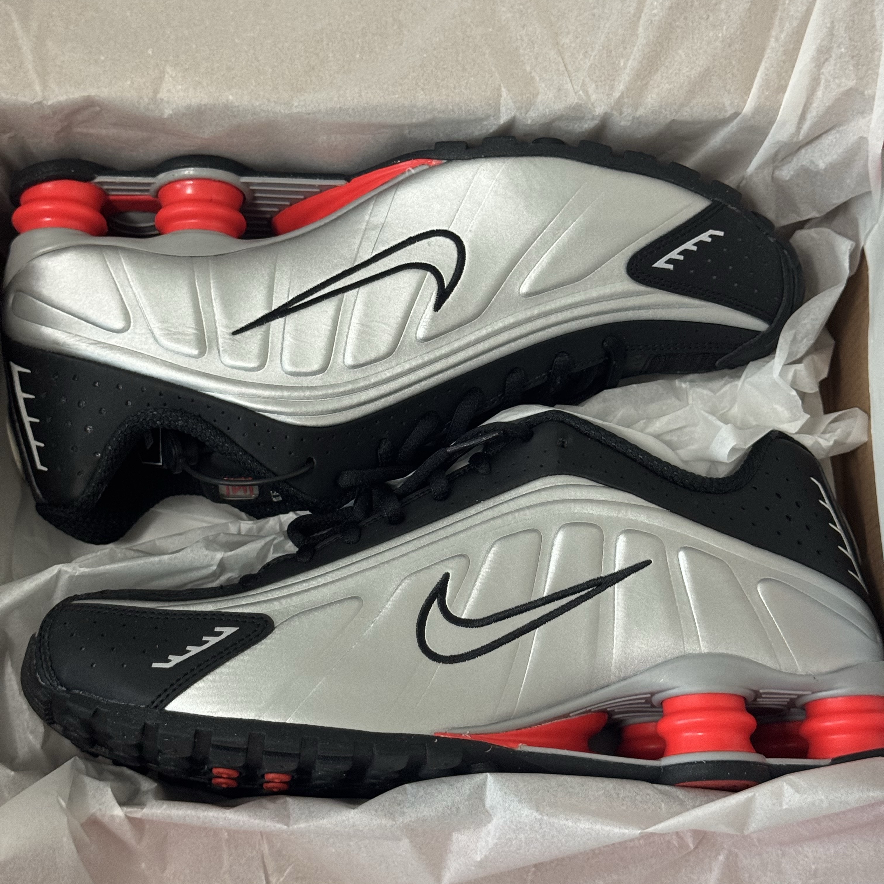 Nike Shox R4 Metallic Silver Red 착용 스타일