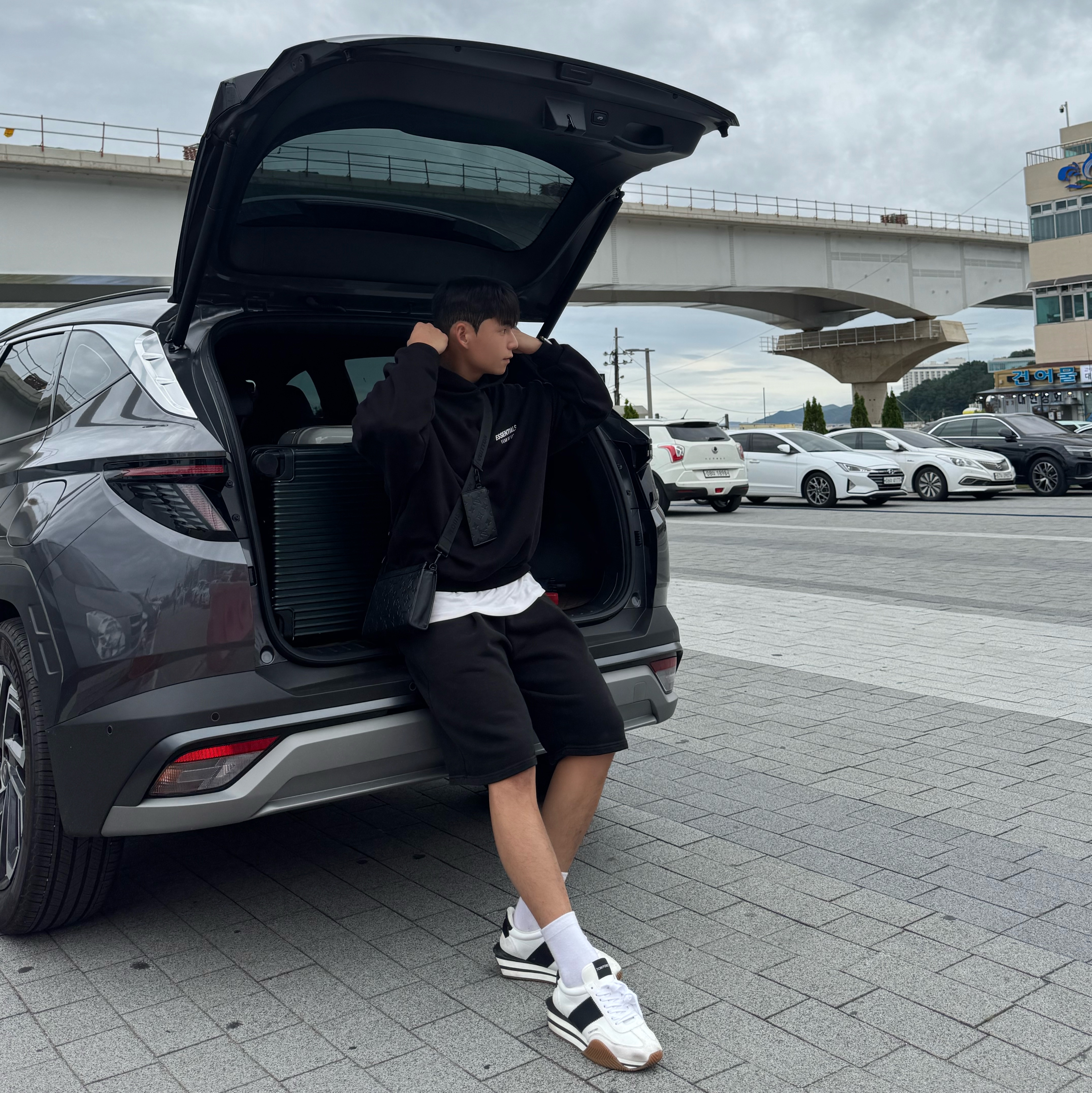 Tom Ford Suede Eco-Friendly Material James Sneakers White Black Cream 착용 스타일