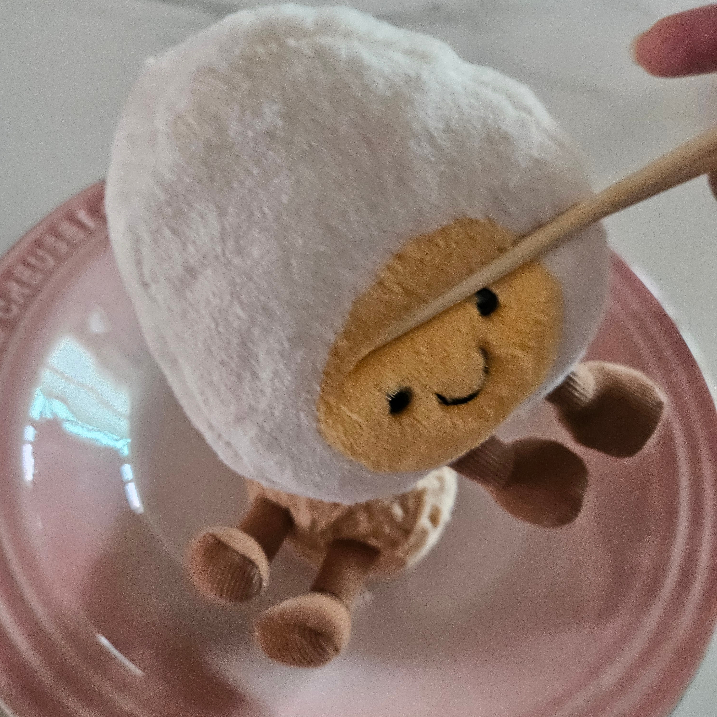Jellycat Amuseables Happy Boiled Egg Yellow 착용 스타일