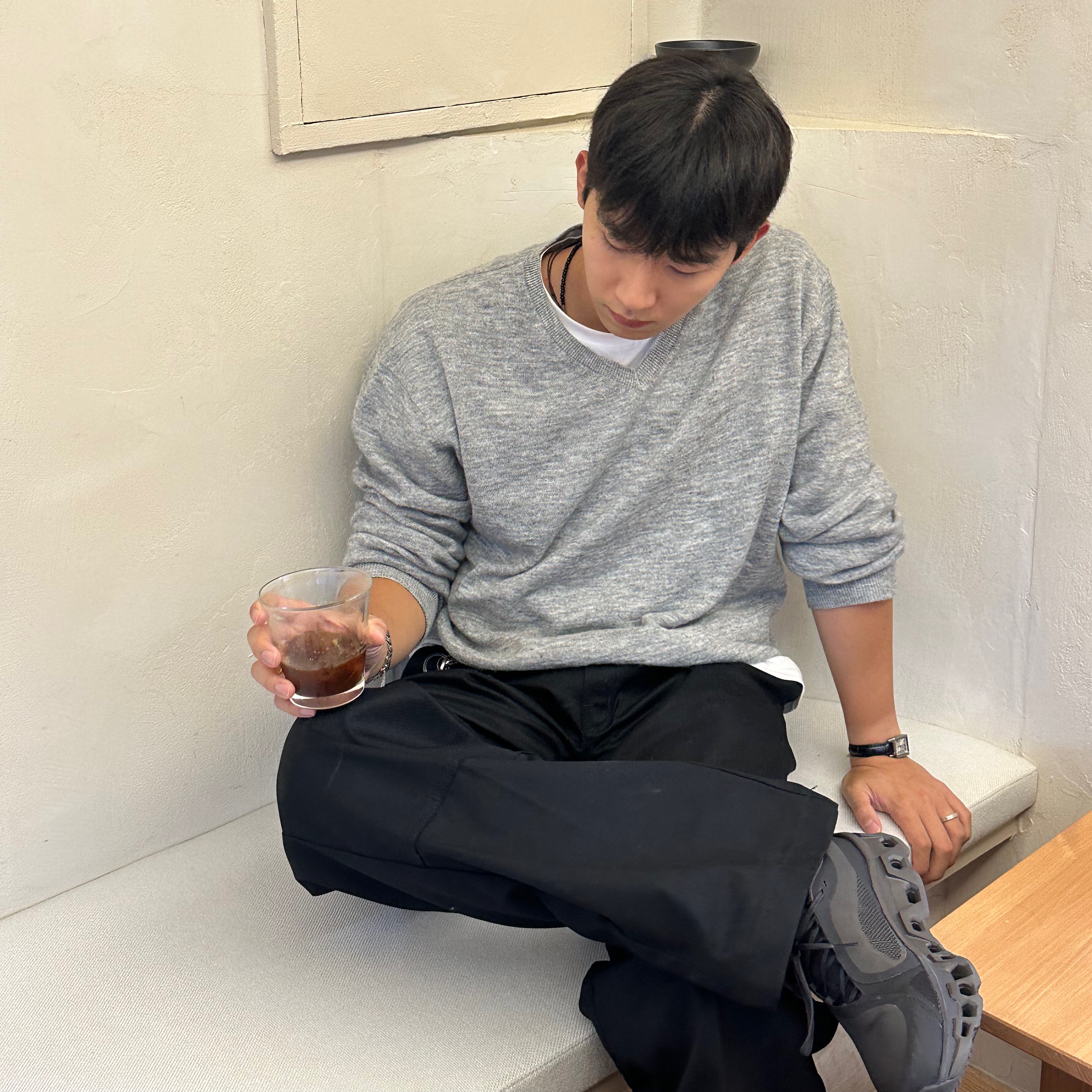 Casio LTP-V007L-7B1, On Running x Post Archive Faction (Paf) Cloudmonster 2 Thorn Brown 착용 스타일