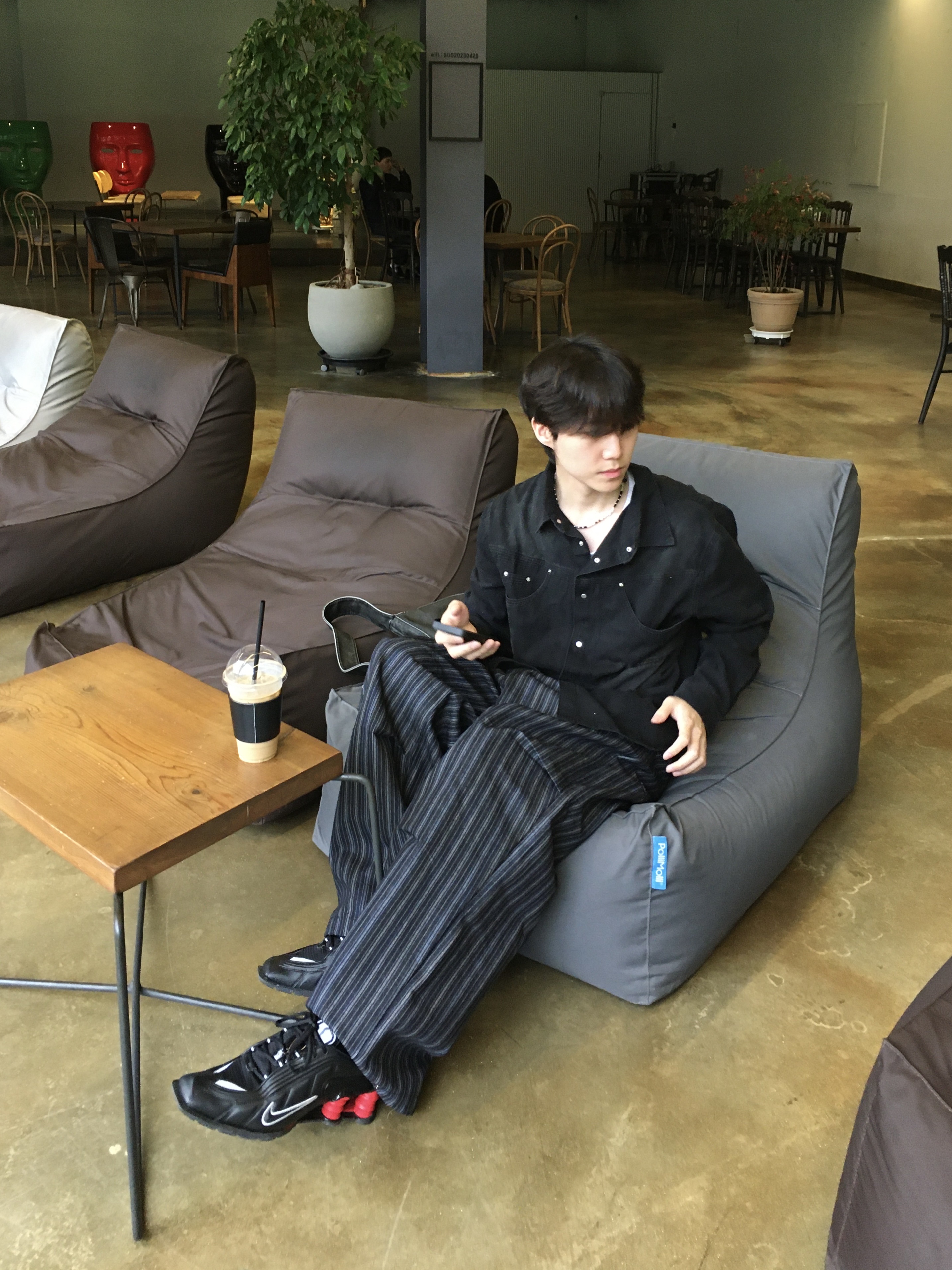 Nike x Martine Rose Shox MR4 Black 착용 스타일 - 2