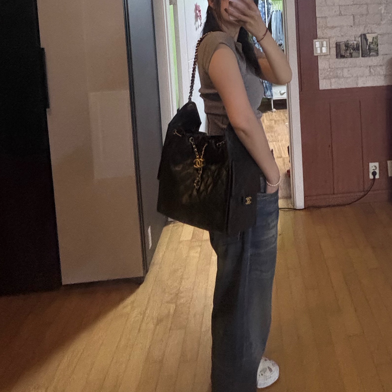 Chanel 25 Medium Handbag Grained Calfskin & Gold Black, Maison Mihara Yasuhiro Baker OG Sole Sticker Printed Canvas Low-top Sneakers White 착용 스타일 - 4