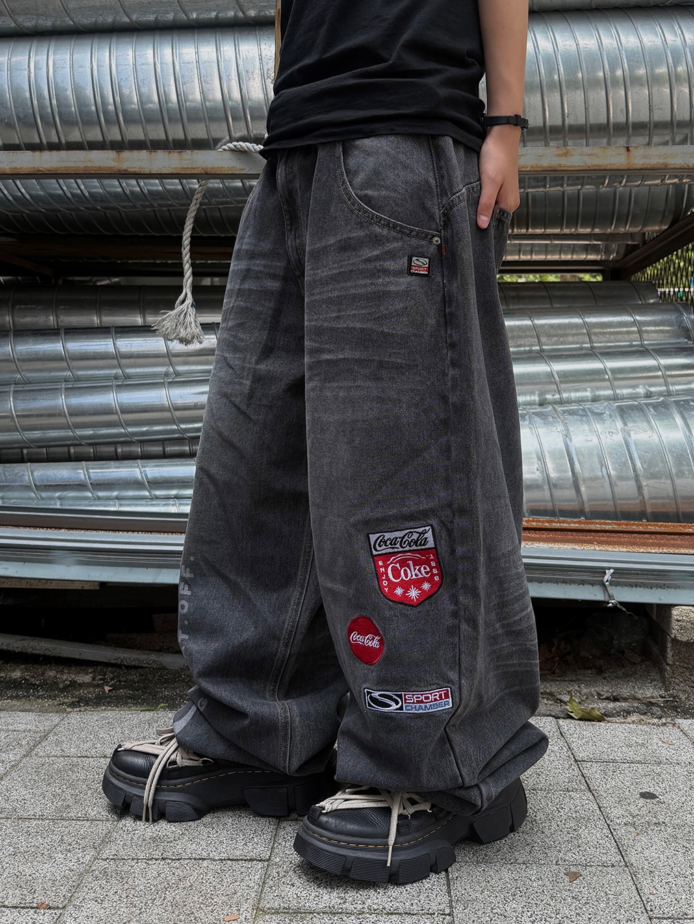 SPORT CHAMBER x Coca-Cola Balloon Denim Pants Blue, Dr. Martens x Rick Owens 1460 DMXL Megalace Black 착용 스타일 - 2