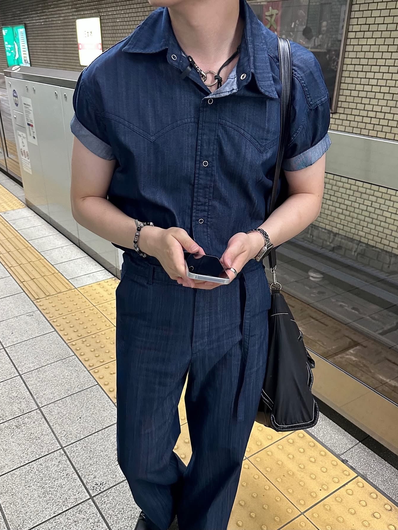 Our Legacy Ladon Leather Keychain Black, Matin Kim Big Coating Tote Bag Black 착용 스타일 - 6