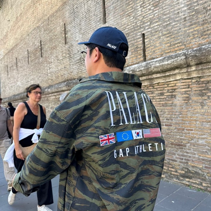 Palace x Gap Oxford Drop Shoulder Camo - 24SS, Palace P 6-Panel Navy 착용 스타일