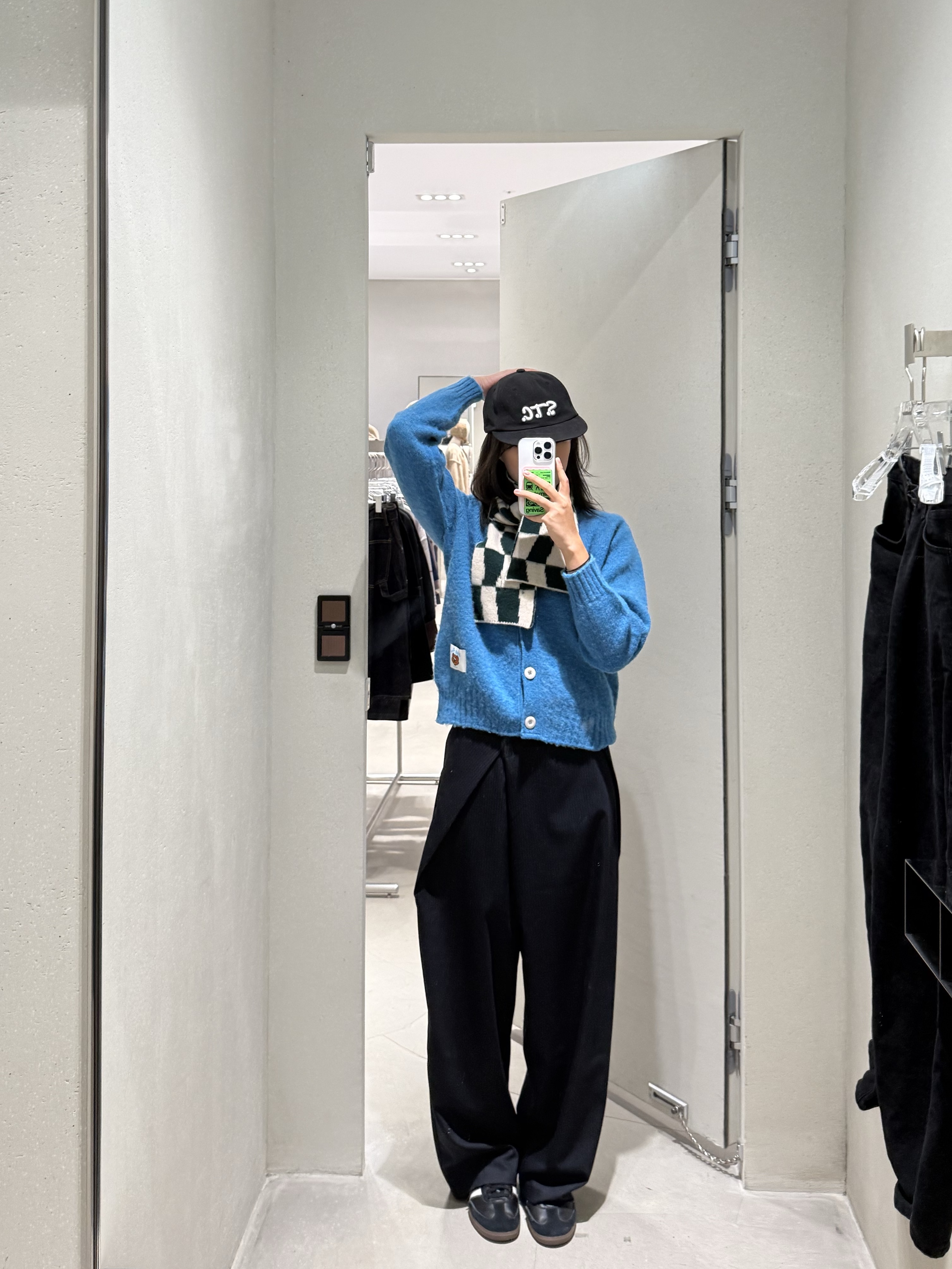 Safarispot  S.T.C CITY CAP BLACK, Howlin Women Shaggy Bear Women Cardigan Lunar - 25FW 착용 스타일 - 2