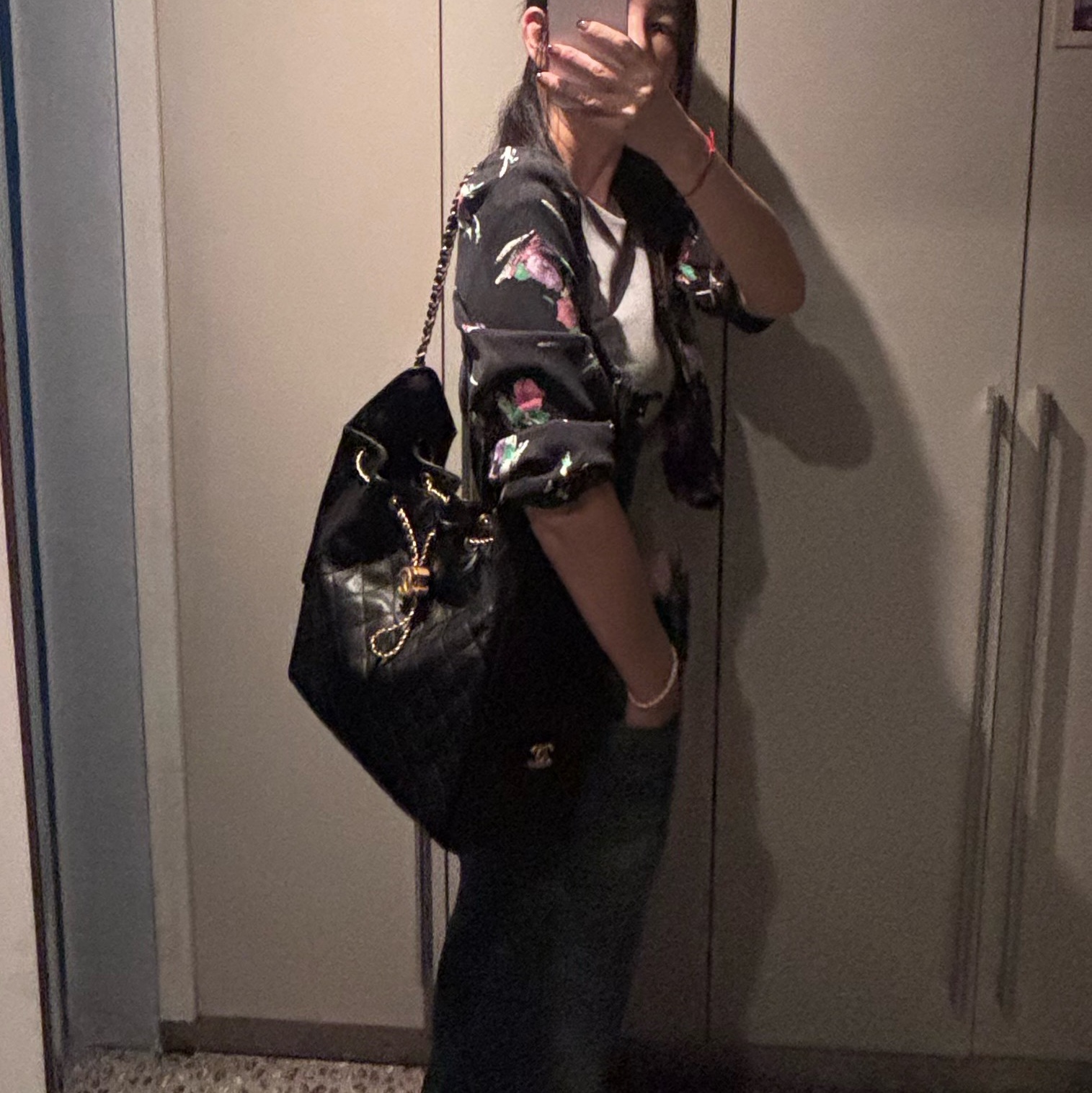 Chanel 25 Medium Handbag Grained Calfskin & Gold Black, Maison Mihara Yasuhiro Baker OG Sole Sticker Printed Canvas Low-top Sneakers White 착용 스타일 - 3