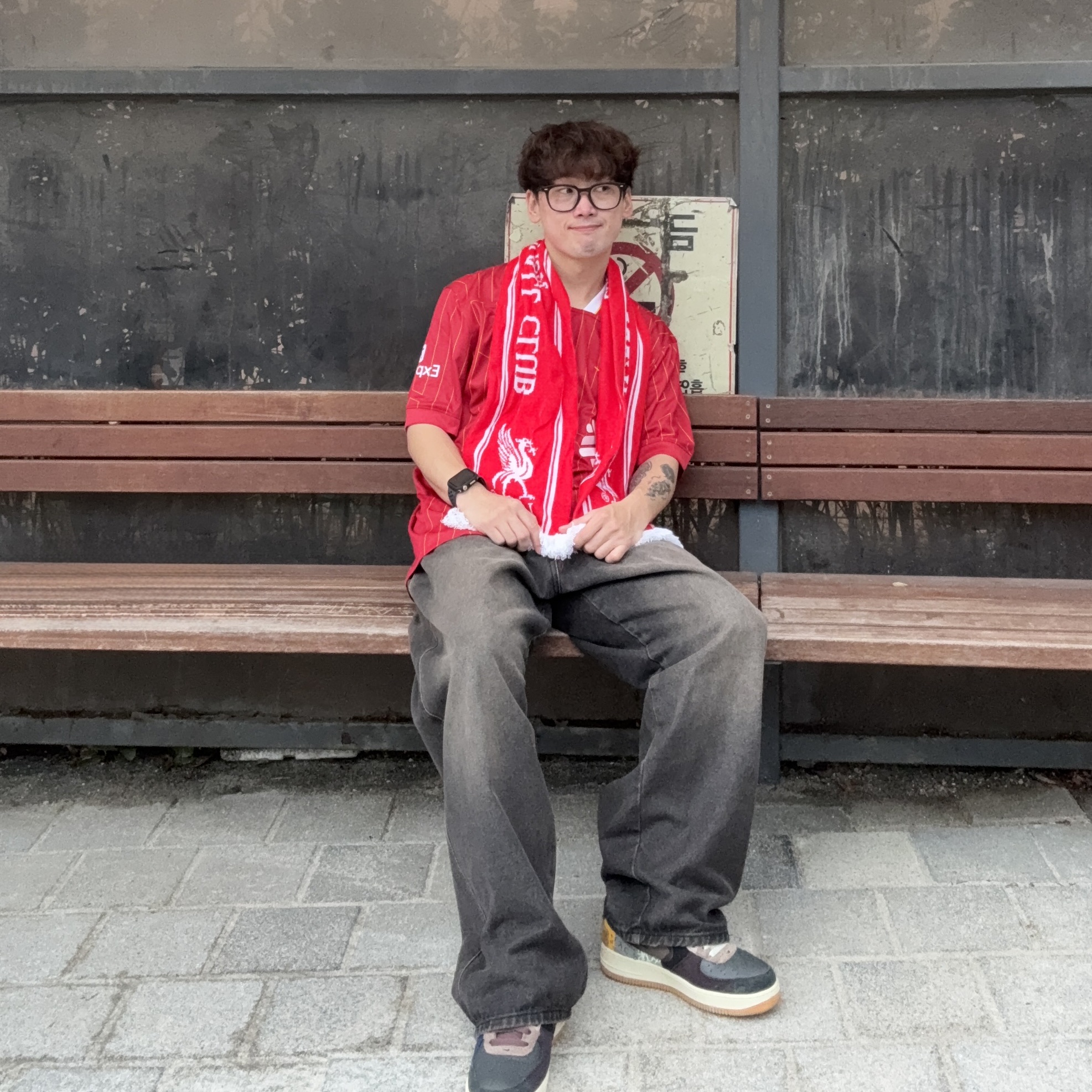 Adidas Liverpool FC Scarf Strawberry Red White, Nike x Travis Scott Air Force 1 Low Cactus Jack 착용 스타일