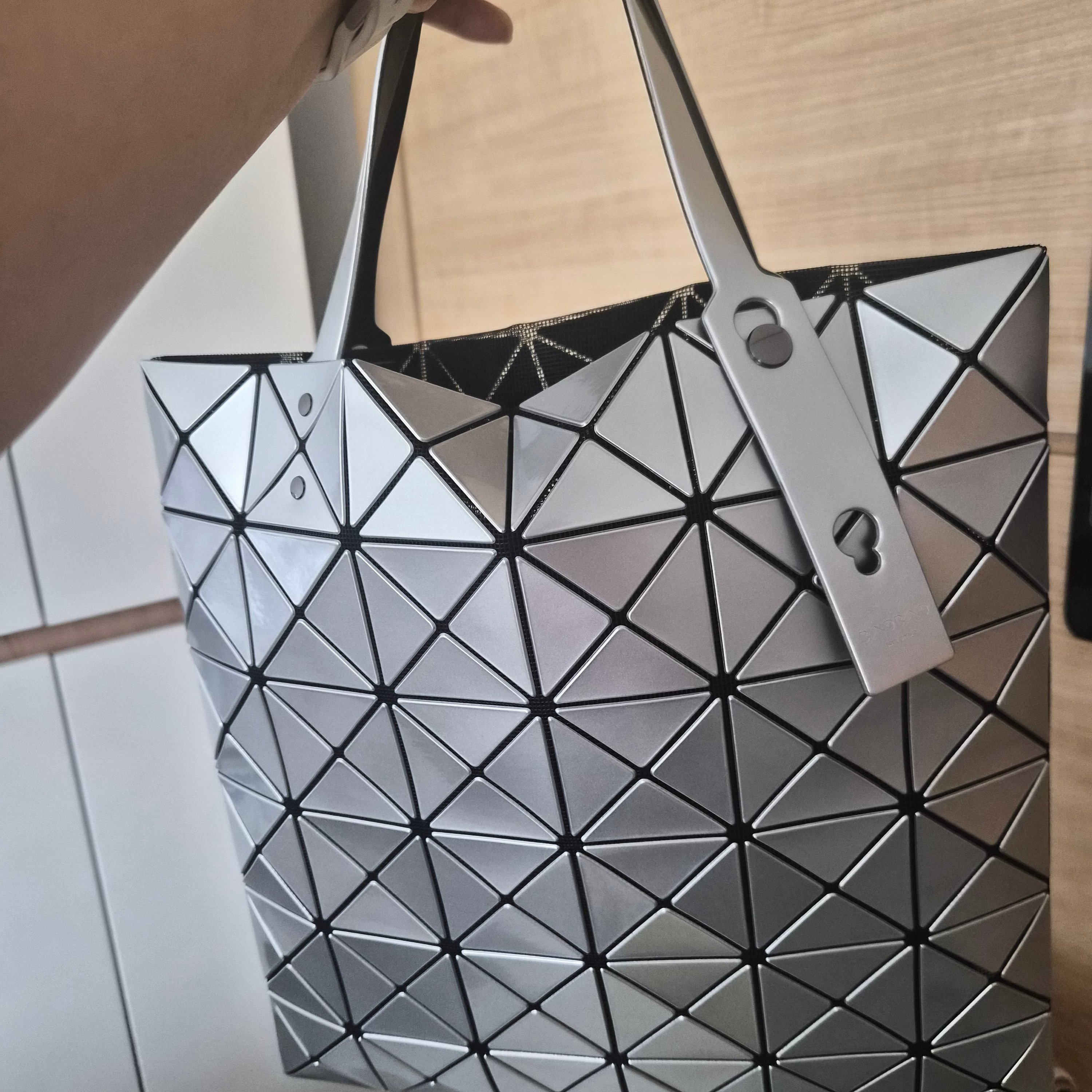Bao Bao Issey Miyake Lucent Tote Bag Silver 착용 스타일