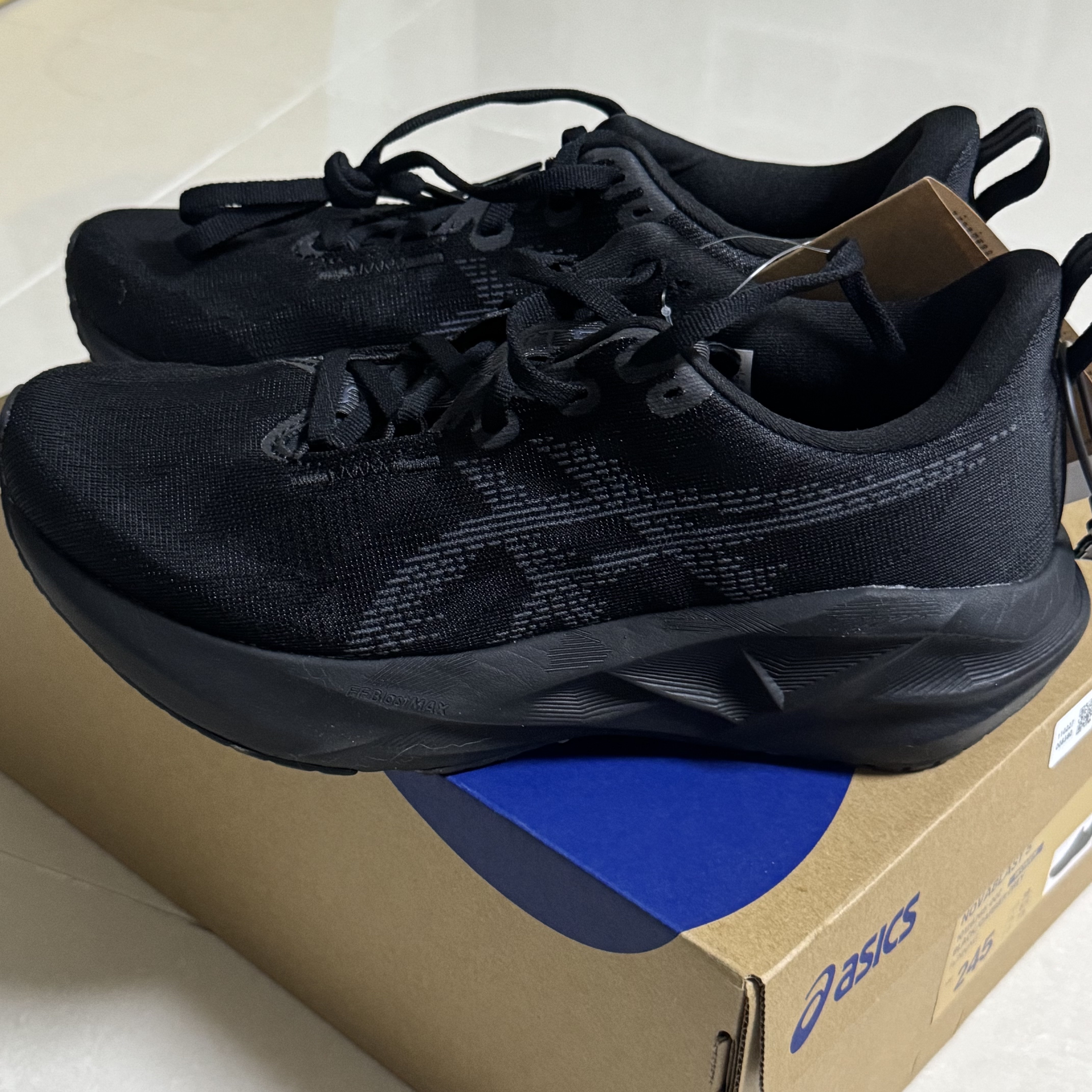 (W) Asics Novablast 5 Black Carrier Grey 착용 스타일 - 3