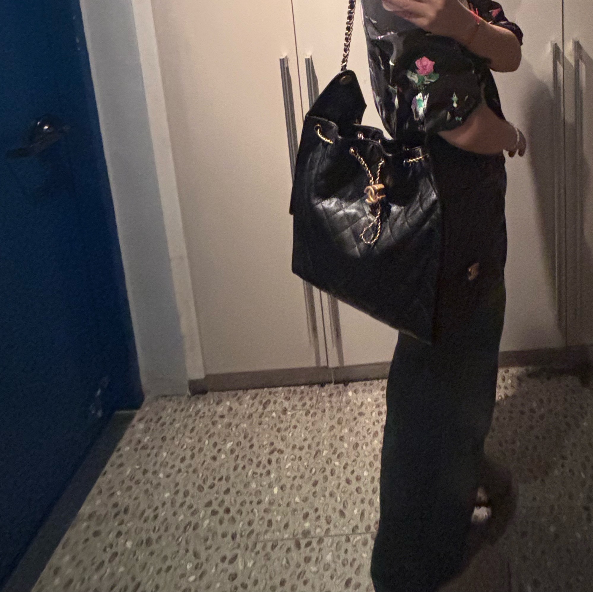 Chanel 25 Medium Handbag Grained Calfskin & Gold Black, Maison Mihara Yasuhiro Baker OG Sole Sticker Printed Canvas Low-top Sneakers White 착용 스타일 - 2