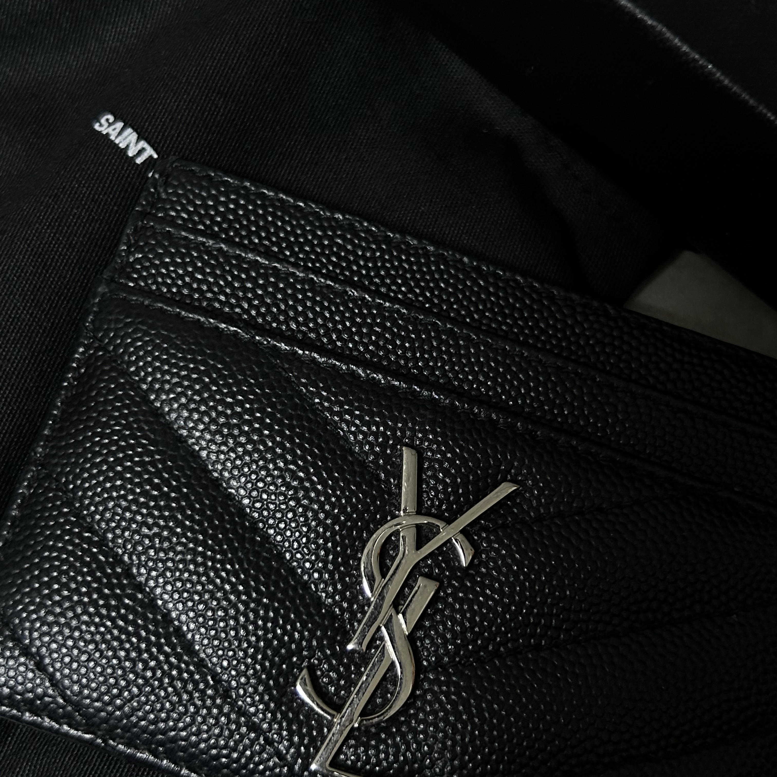 Saint Laurent Cassandre Matelasse Card Case in Grain De Poudre Embossed Leather Black 착용 스타일