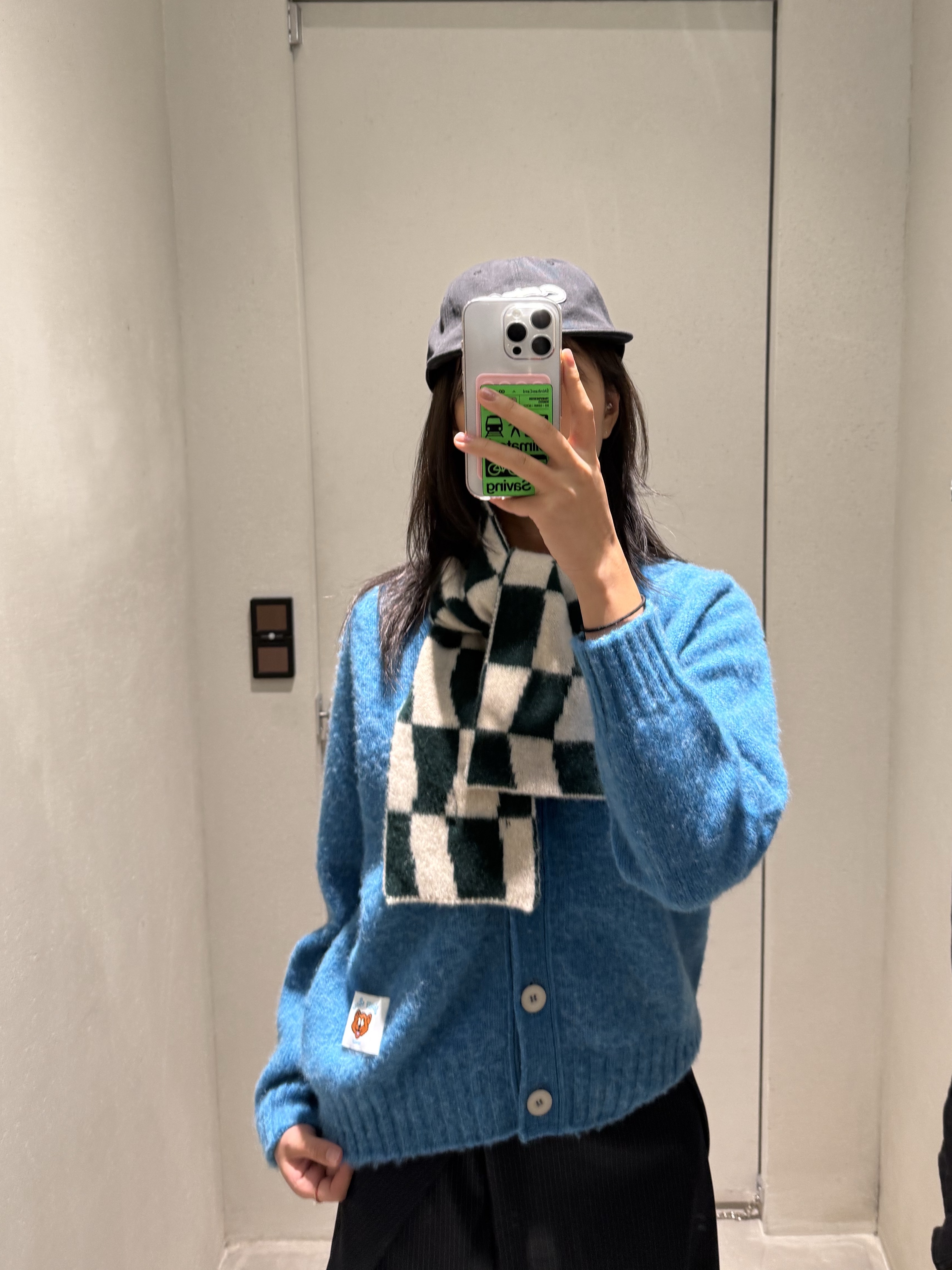 Safarispot  S.T.C CITY CAP BLACK, Howlin Women Shaggy Bear Women Cardigan Lunar - 25FW 착용 스타일 - 4
