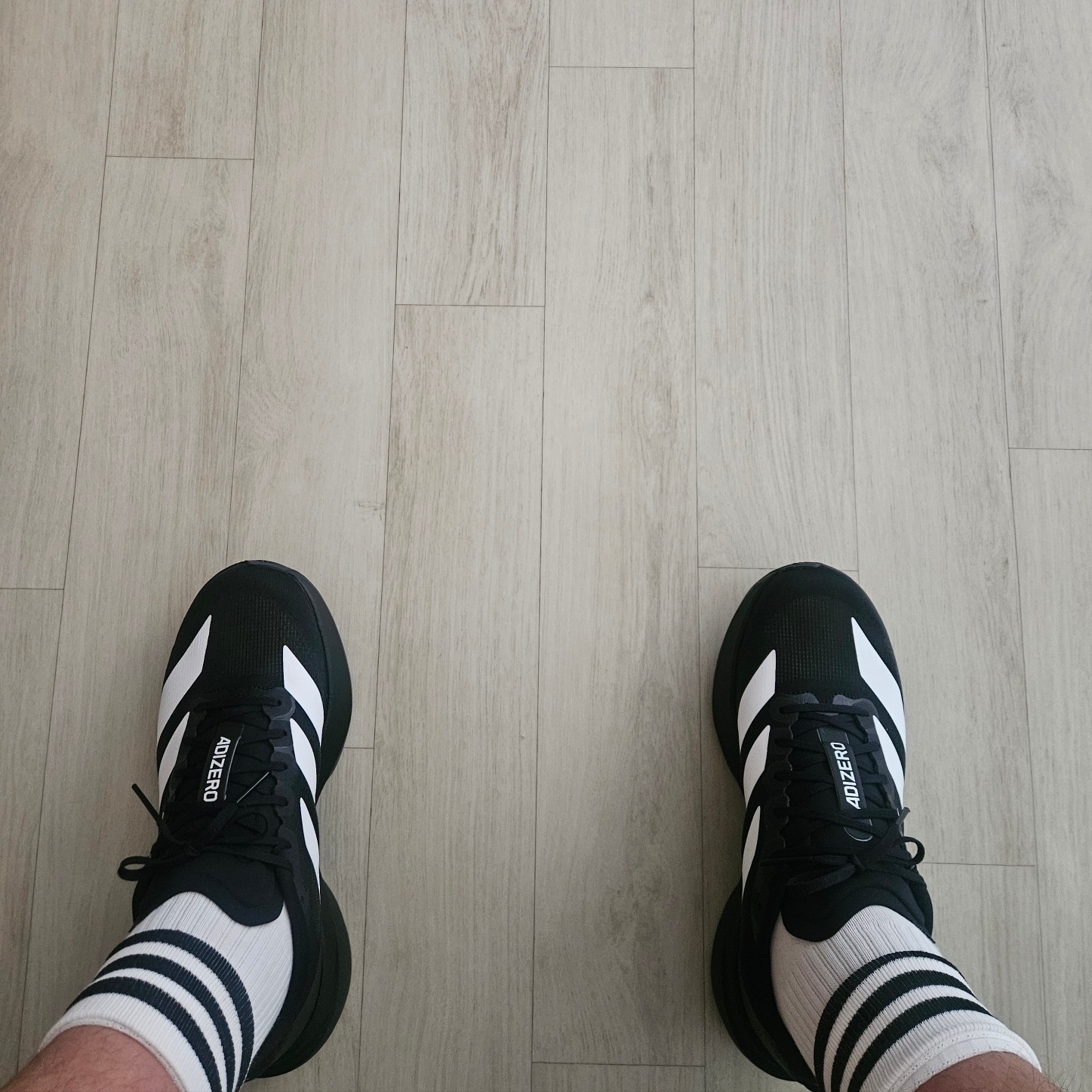 Adidas Adizero EVO SL Core Black Cloud White 착용 스타일 - 3