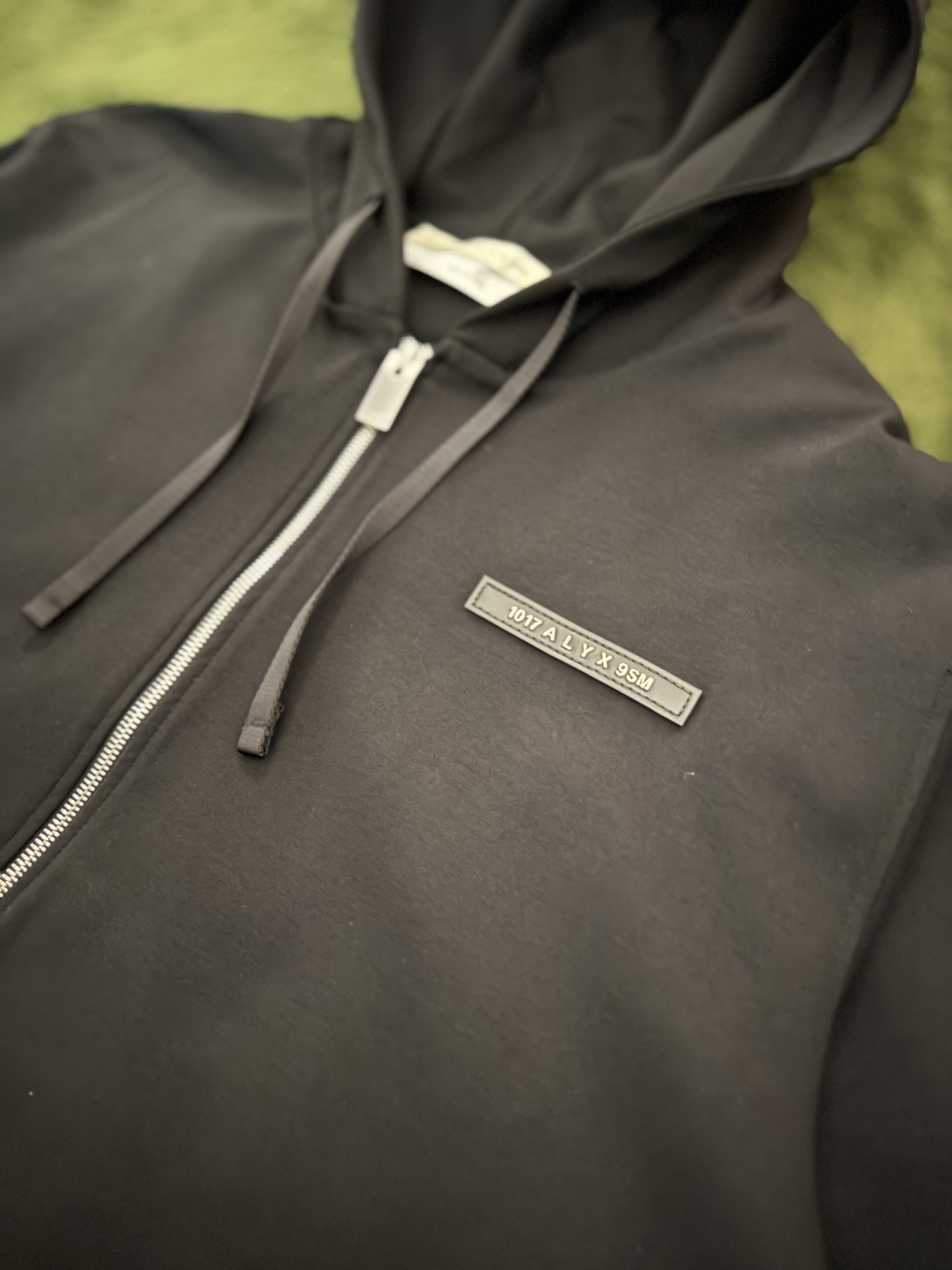 1017 Alyx 9SM Zip Hoodie Black 착용 스타일 - 2