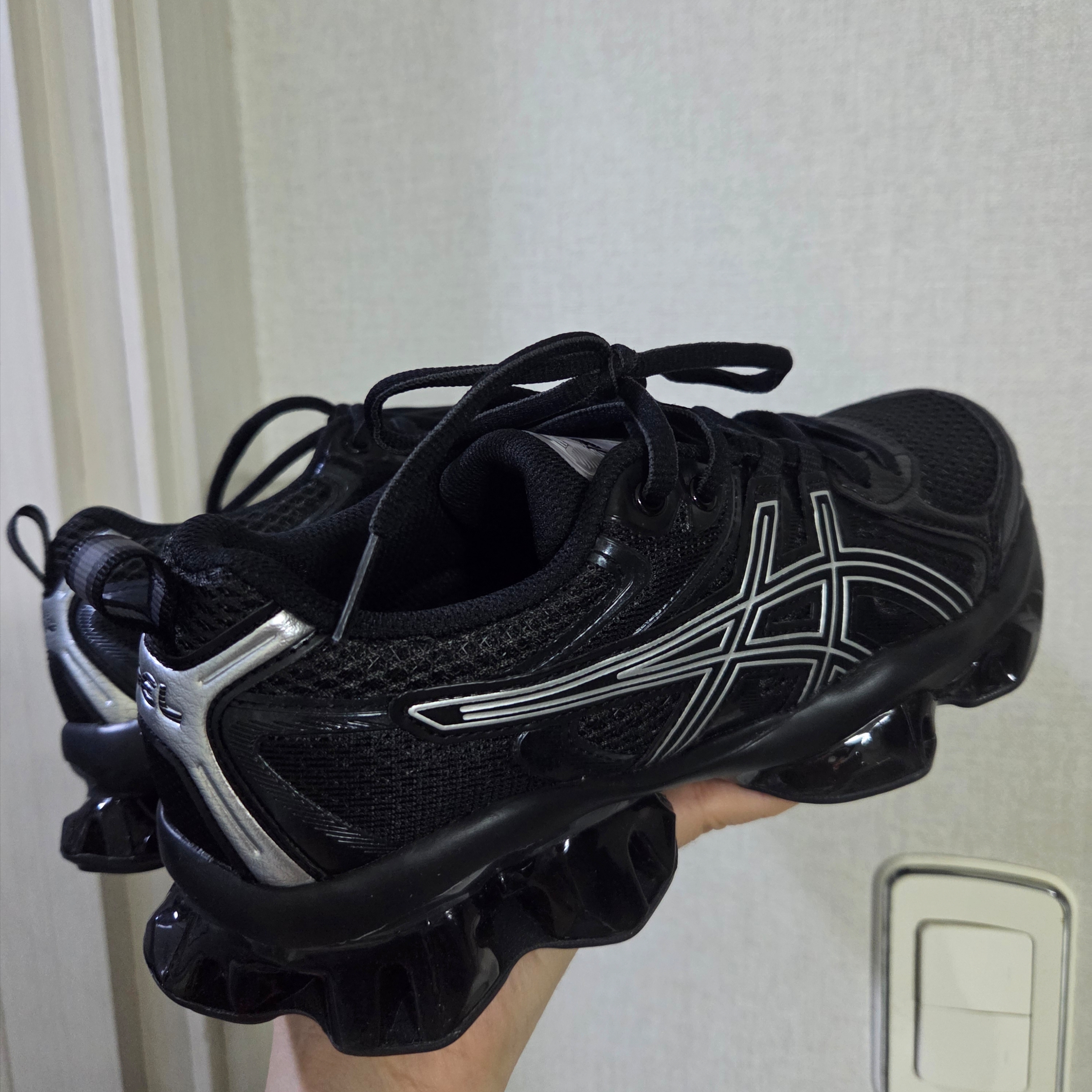 Asics Gel-Quantum Kinetic Graphite Grey Black 착용 스타일 - 1