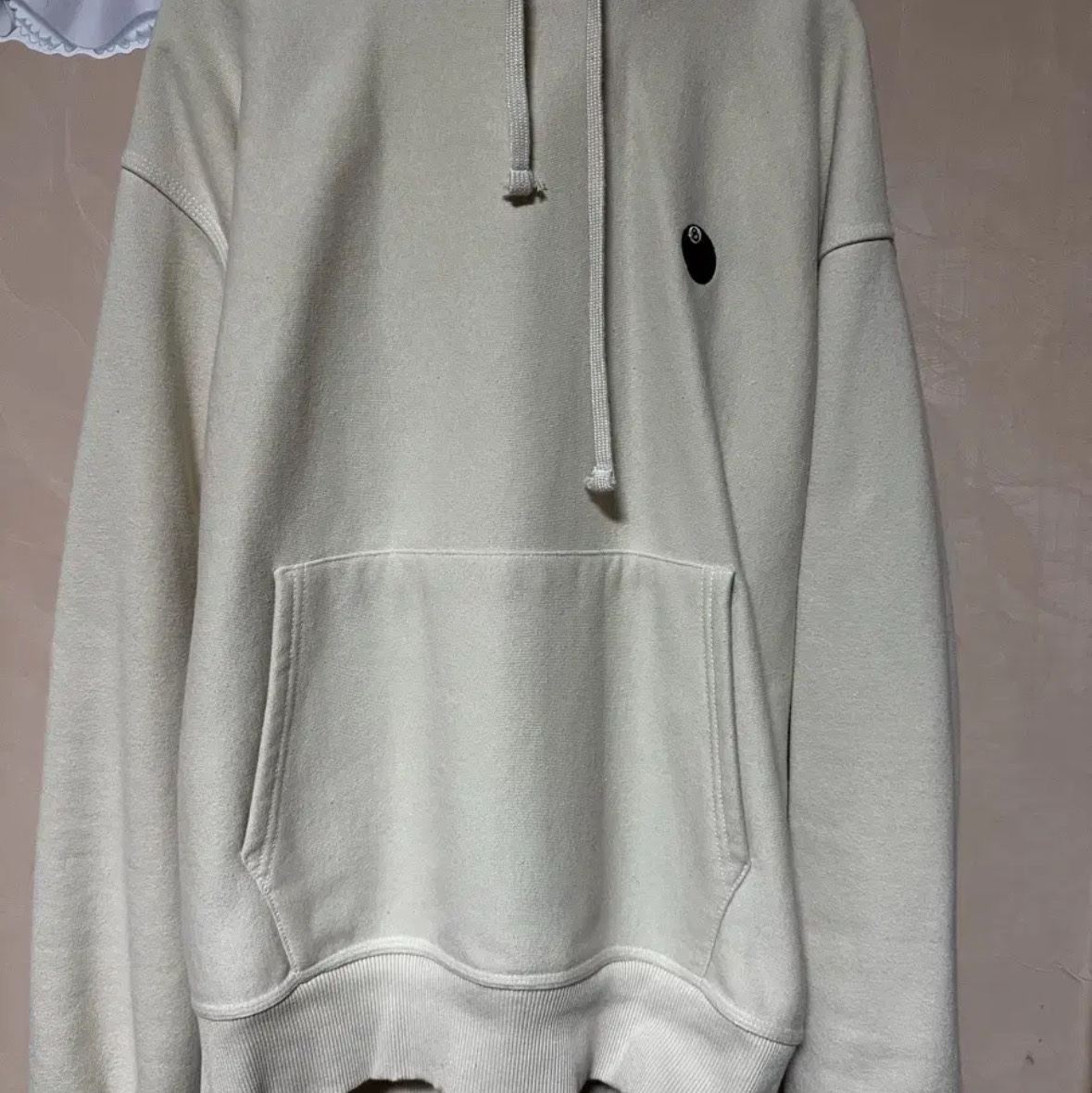 Stussy 8 Ball Embroidered Hoodie Putty 착용 스타일