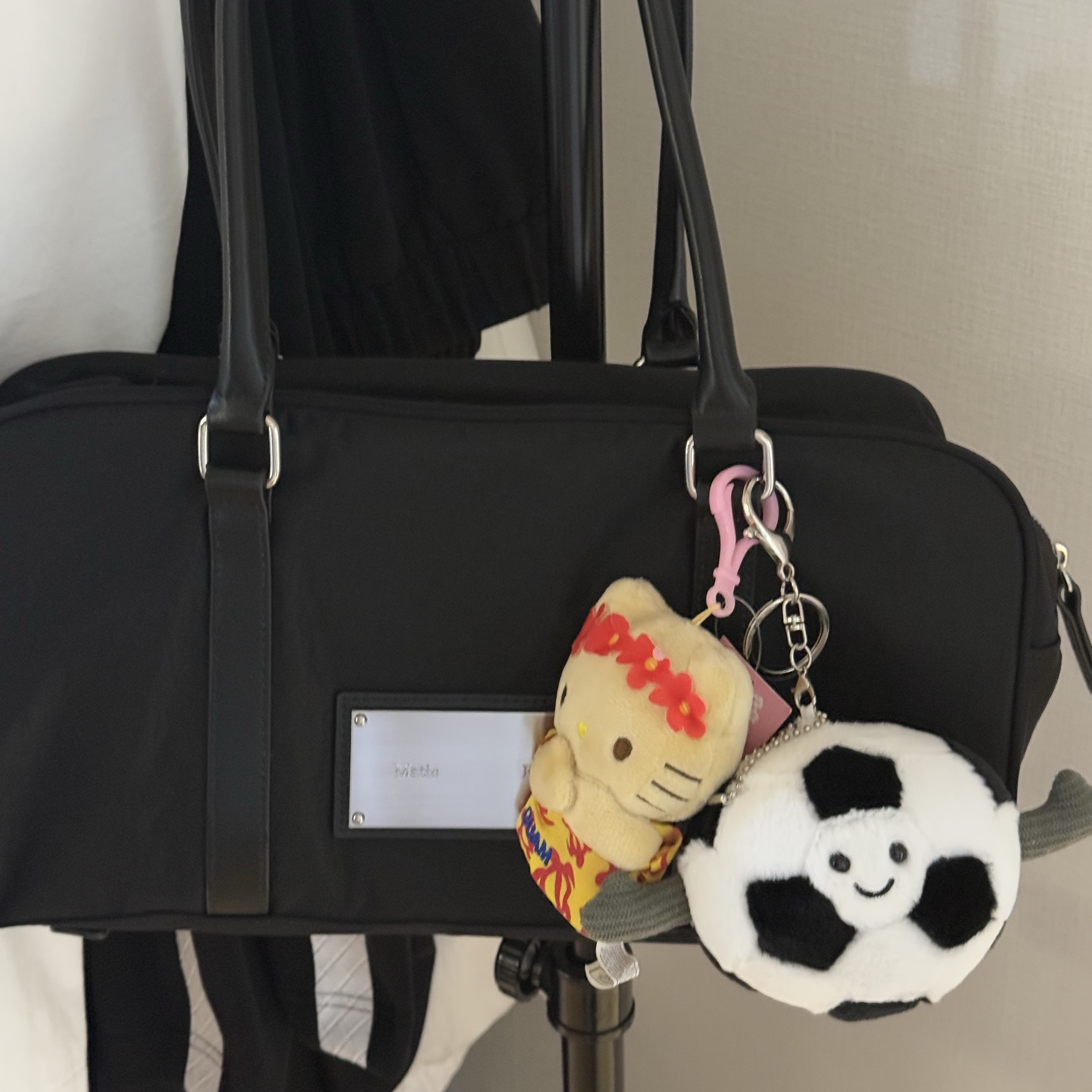 Matin Kim Sporty Tote Bag Black 착용 스타일 - 1