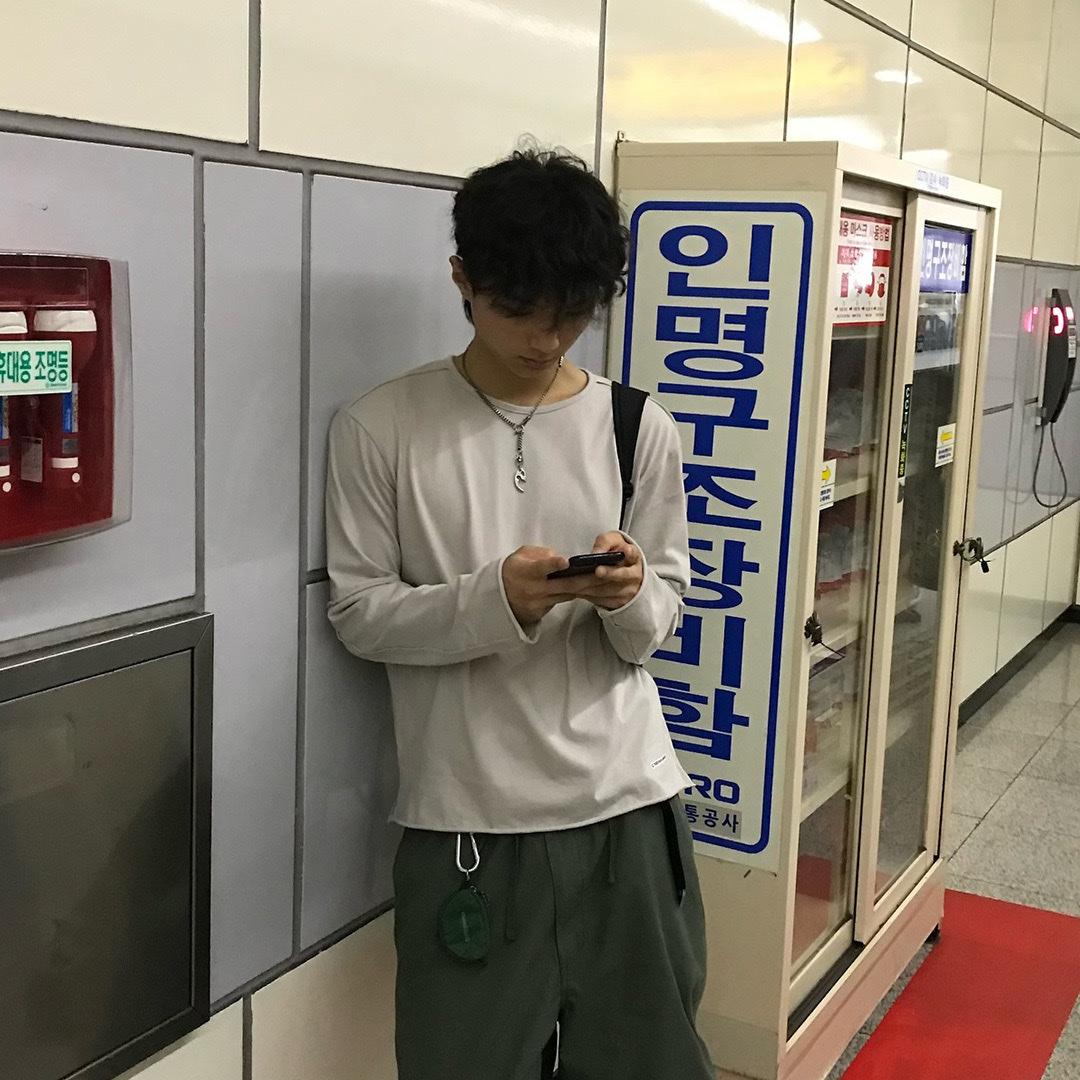 Thevinylhouse Cut-Off Layered LS Tee Beige 착용 스타일