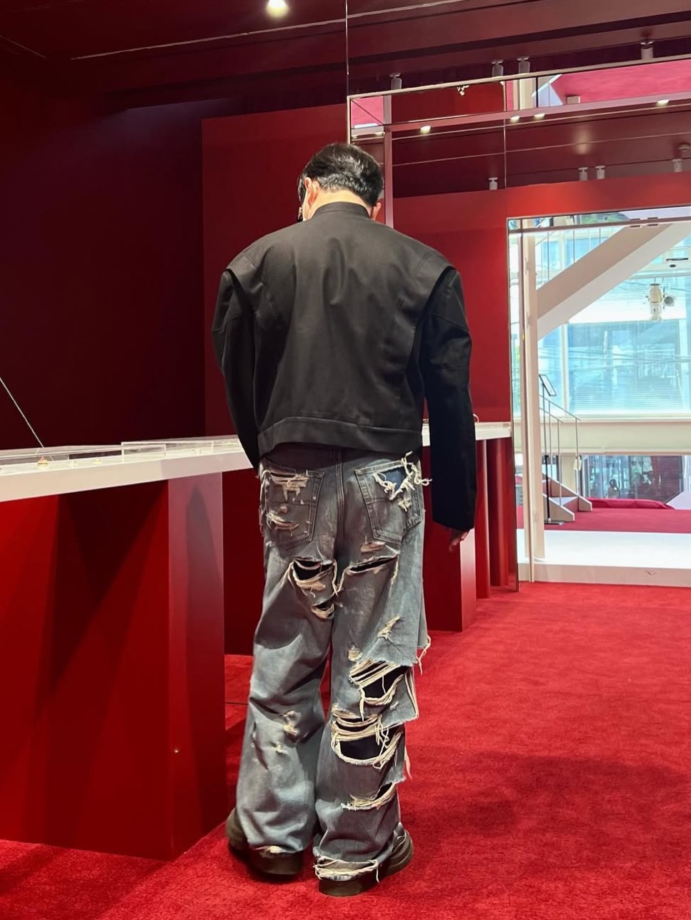 Balenciaga Destroyed Over Fit Denim Pants Blue 착용 스타일