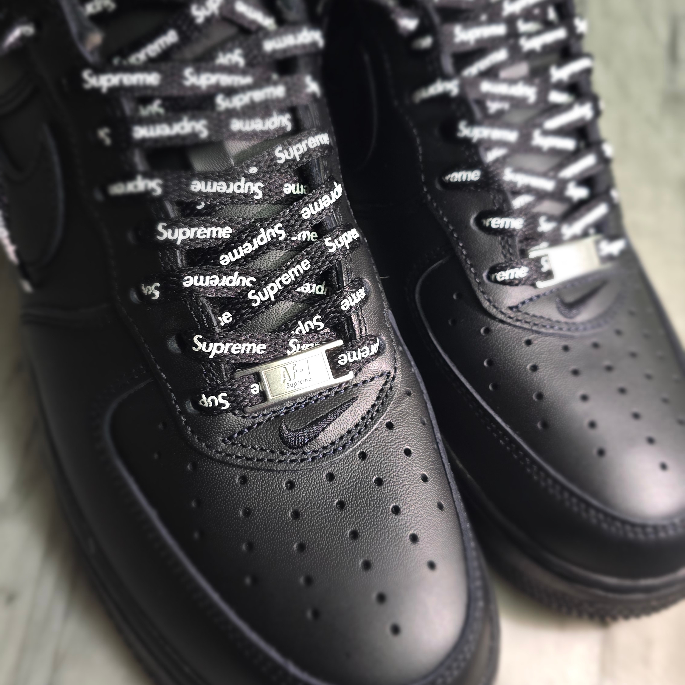 Nike x Supreme Air Force 1 Low Black 착용 스타일 - 1