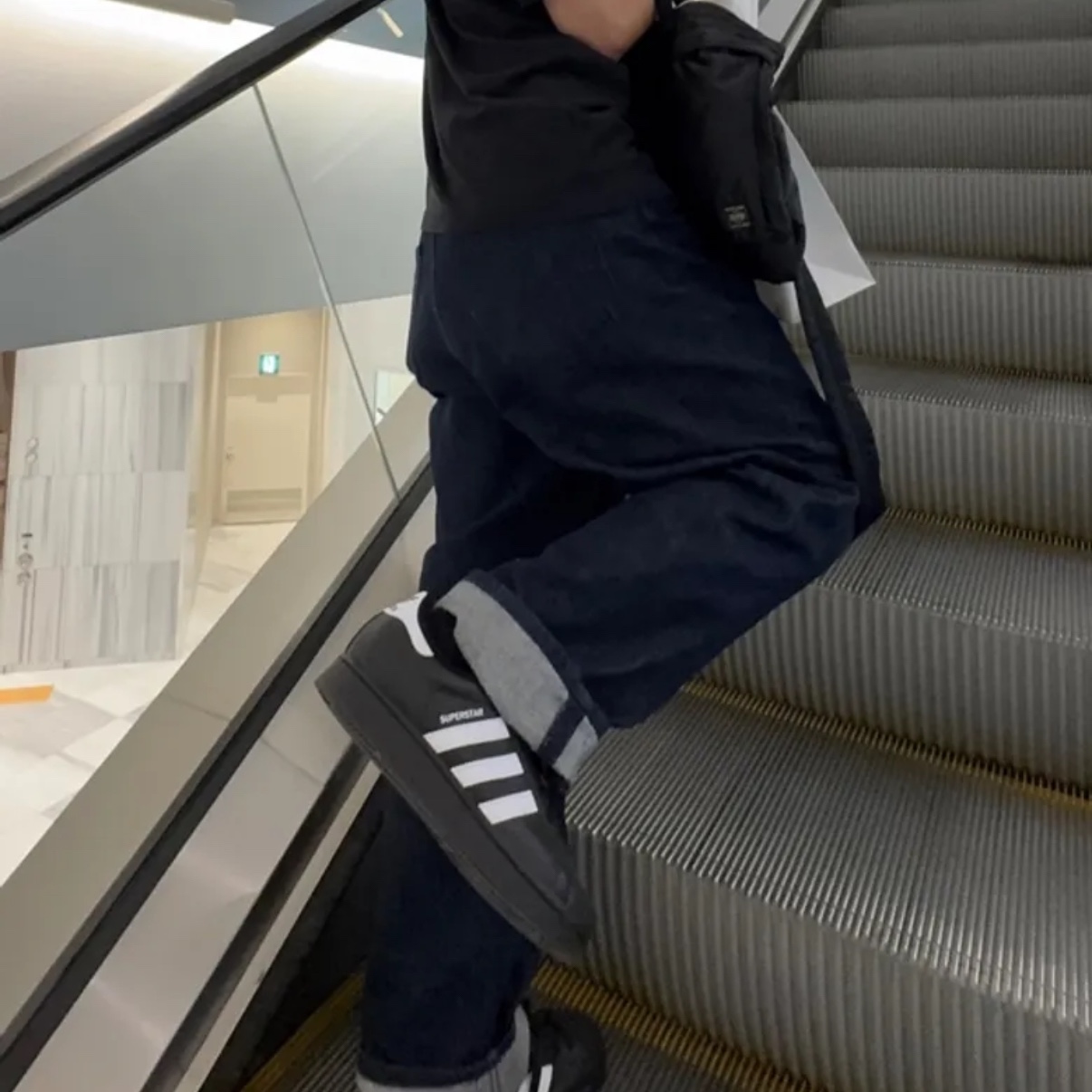 Adidas Superstar Core Black White 착용 스타일