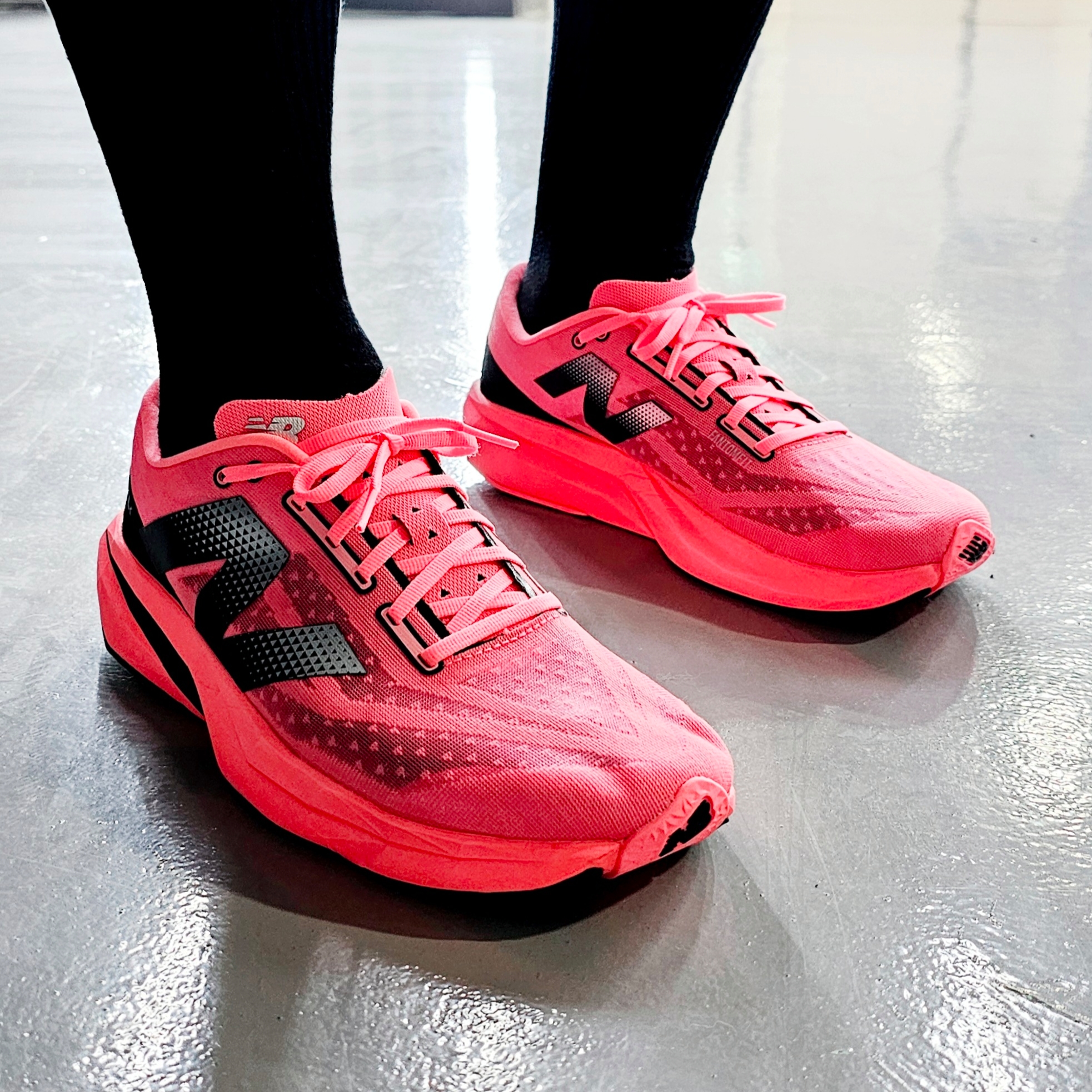 New Balance Fuelcell Rebel v4 Ultra Pink Black - 2E Wide 착용 스타일