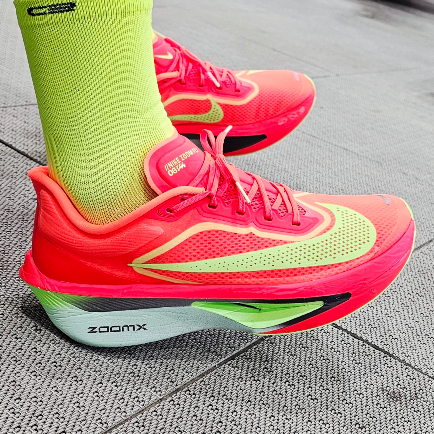 Nike Zoom Fly 6 Bright Crimson Lime Blast 착용 스타일 - 1