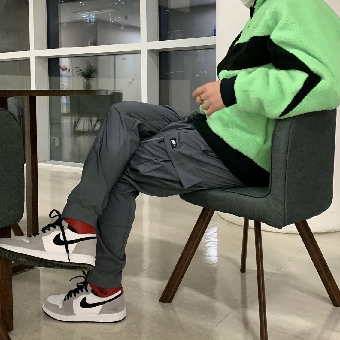 Nike Big Swoosh Full Zip Jacket Green Black, Jordan 1 Retro High OG Light Smoke Grey 착용 스타일